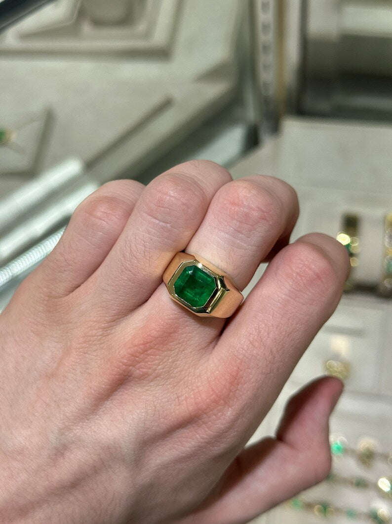 Exclusive 18K Deep Green Emerald Ring: Bold Unisex Design