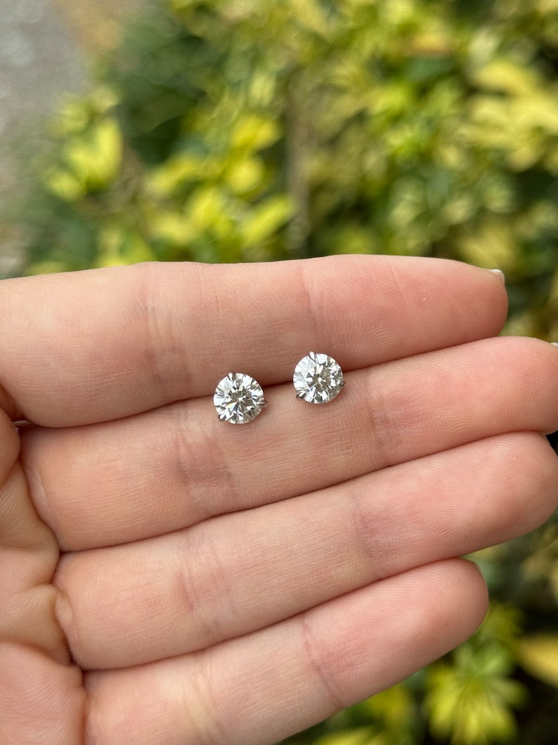 Exquisite Lab Grown Diamond Stud Earrings - 14K Round Cut Brilliance