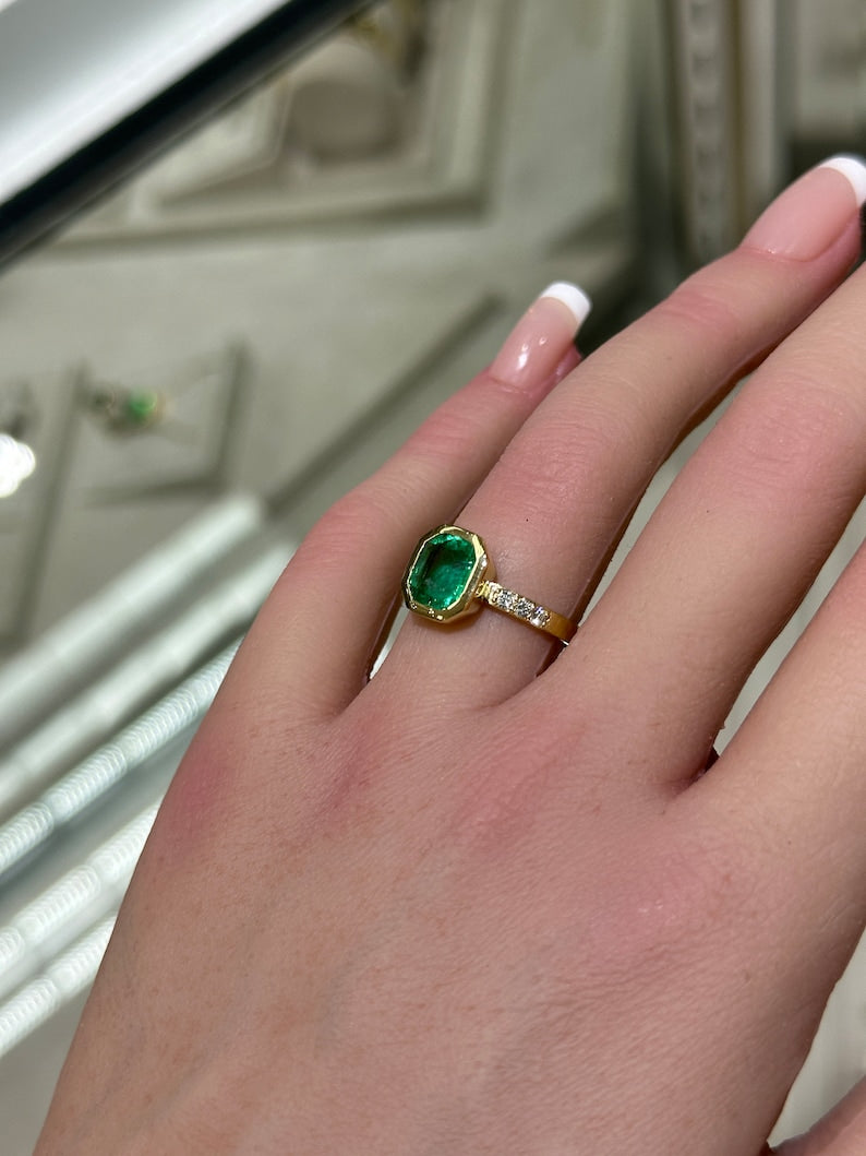 18K Gold Ring with Rich Green Diamond Accent