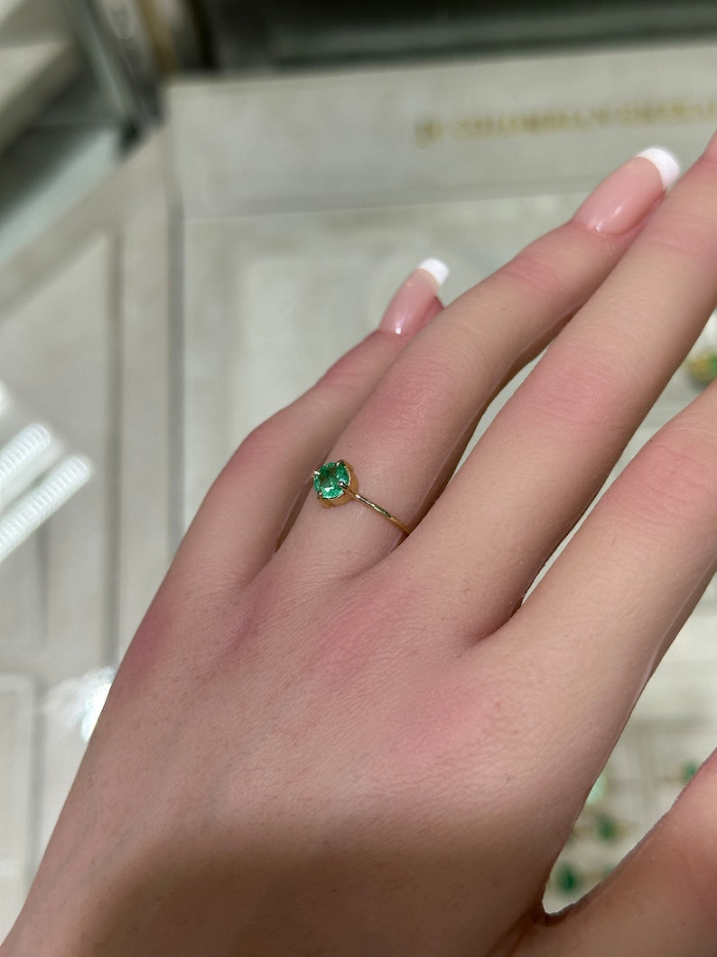 14K Gold Ring Featuring 5mm Round Cut Emerald: Captivating Solitaire Piece