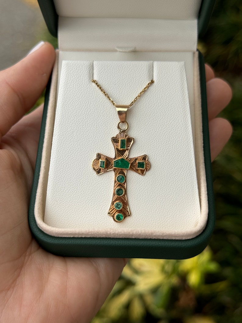 Unisex Cross Pendant in 18K Gold, Adorned with 1.35 Carats of Natural Pre-Colombian Emeralds