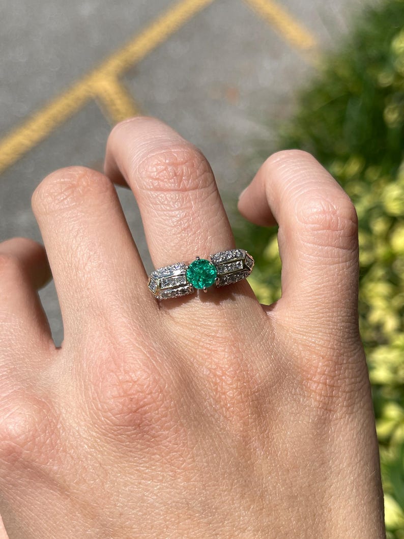 Elegant 18K Gold Ring with 1.85tcw Round Cut Colombian Emerald and Sparkling Diamonds