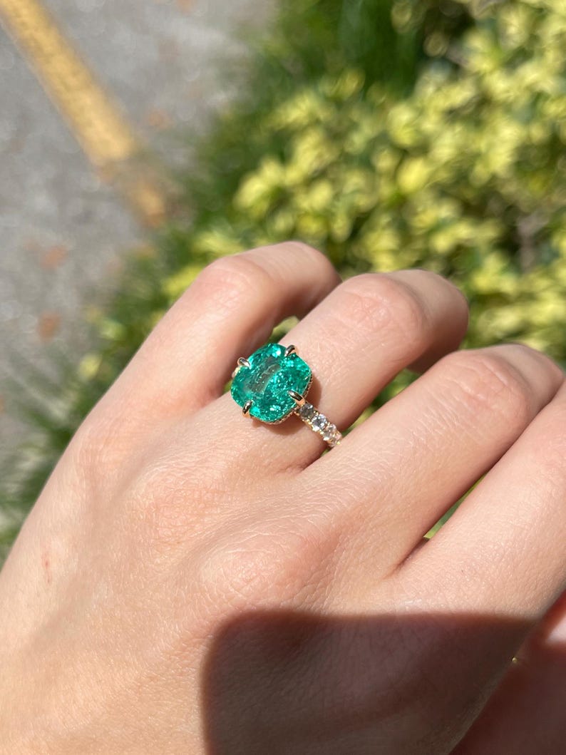 Chic 6.54tcw Emerald Solitaire Ring Adorned with Diamond Accents