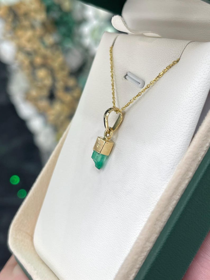 0.92 Carat Green Colombian Emerald Pendant, Yellow Gold Crystal Design