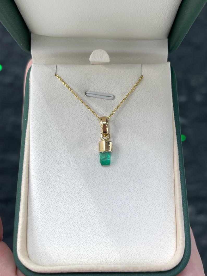 Vivid Green Colombian Emerald Pendant (0.92 Carat) in Yellow Gold Rough Crystal Setting