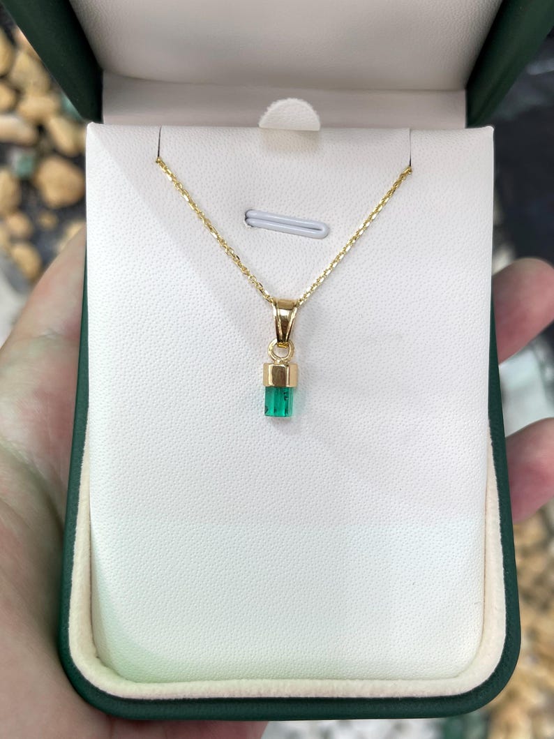 Vivid Green Colombian Emerald Pendant, 1.58 Carat in 18K Yellow Gold