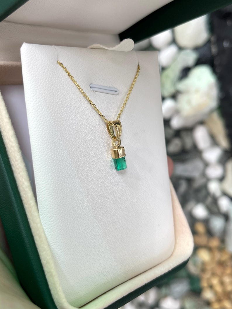 Elegant 1.58 Carat Colombian Rough Emerald Pendant in Yellow Gold