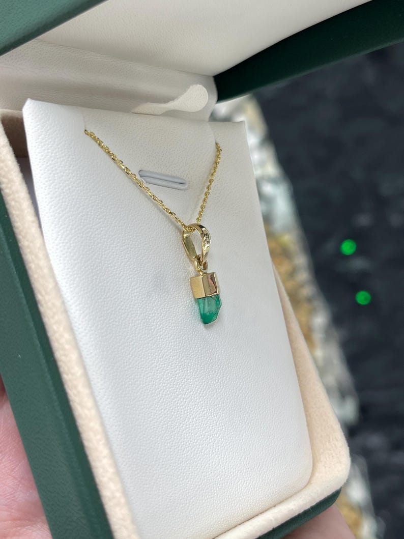 18K Yellow Gold Rough Crystal Pendant with 0.92 Carat Colombian Emerald in Vivid Green