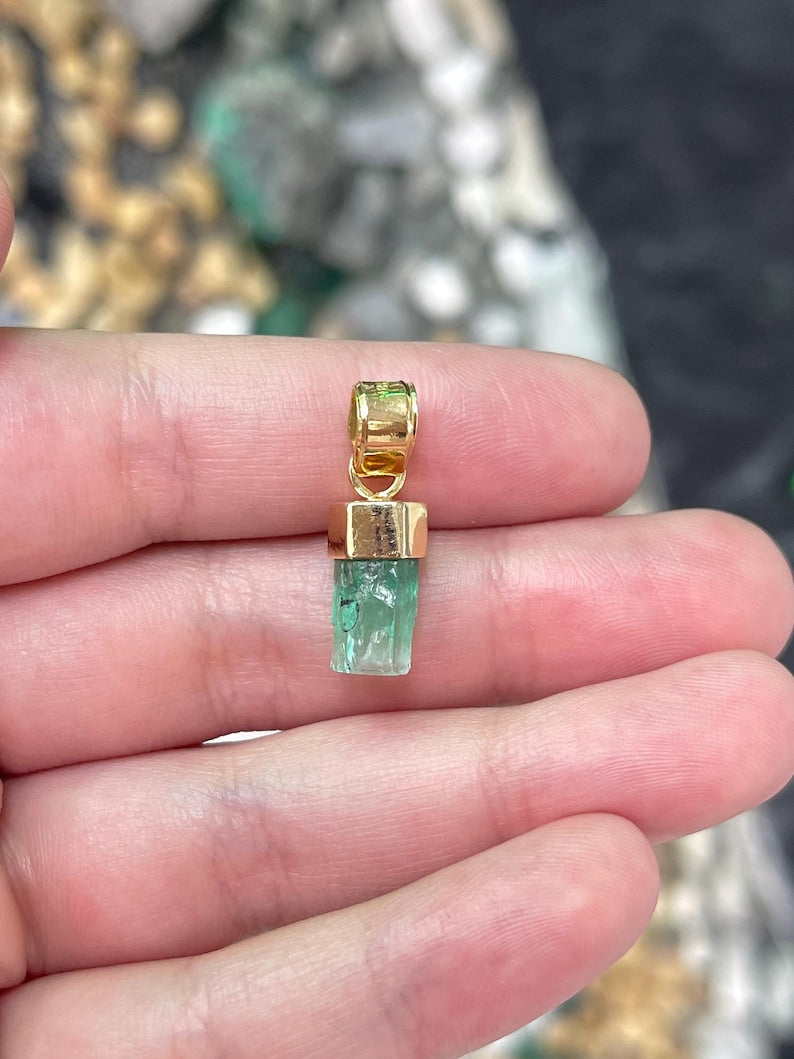 Terminated Colombian Green Emerald Pendant in 18K Yellow Gold, 3.11ct