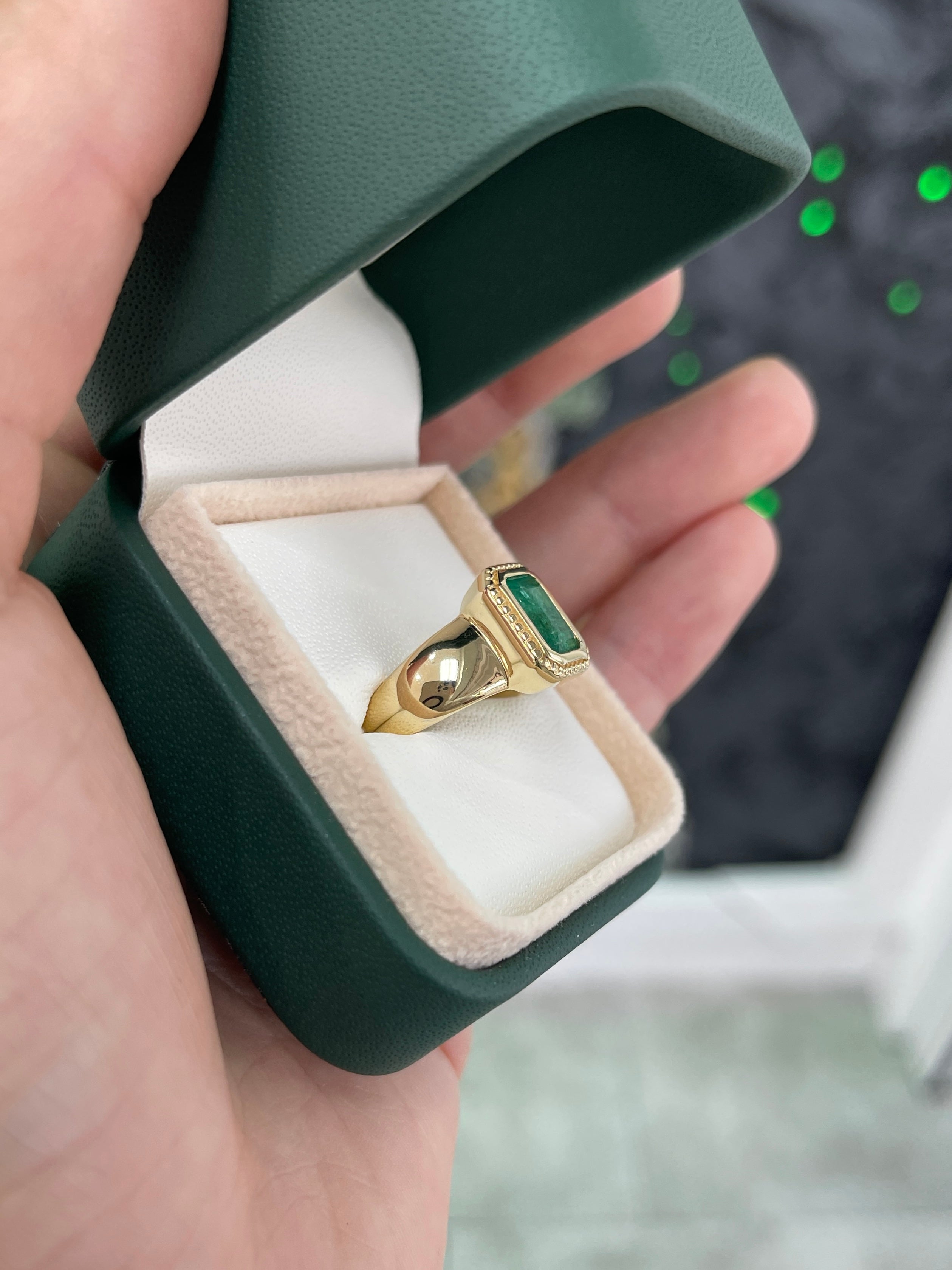 Anello solitario con smeraldo da 2,20 carati, montatura a castone largo con bordatura milgrain, oro 14 carati - Smeraldi colombiani JR