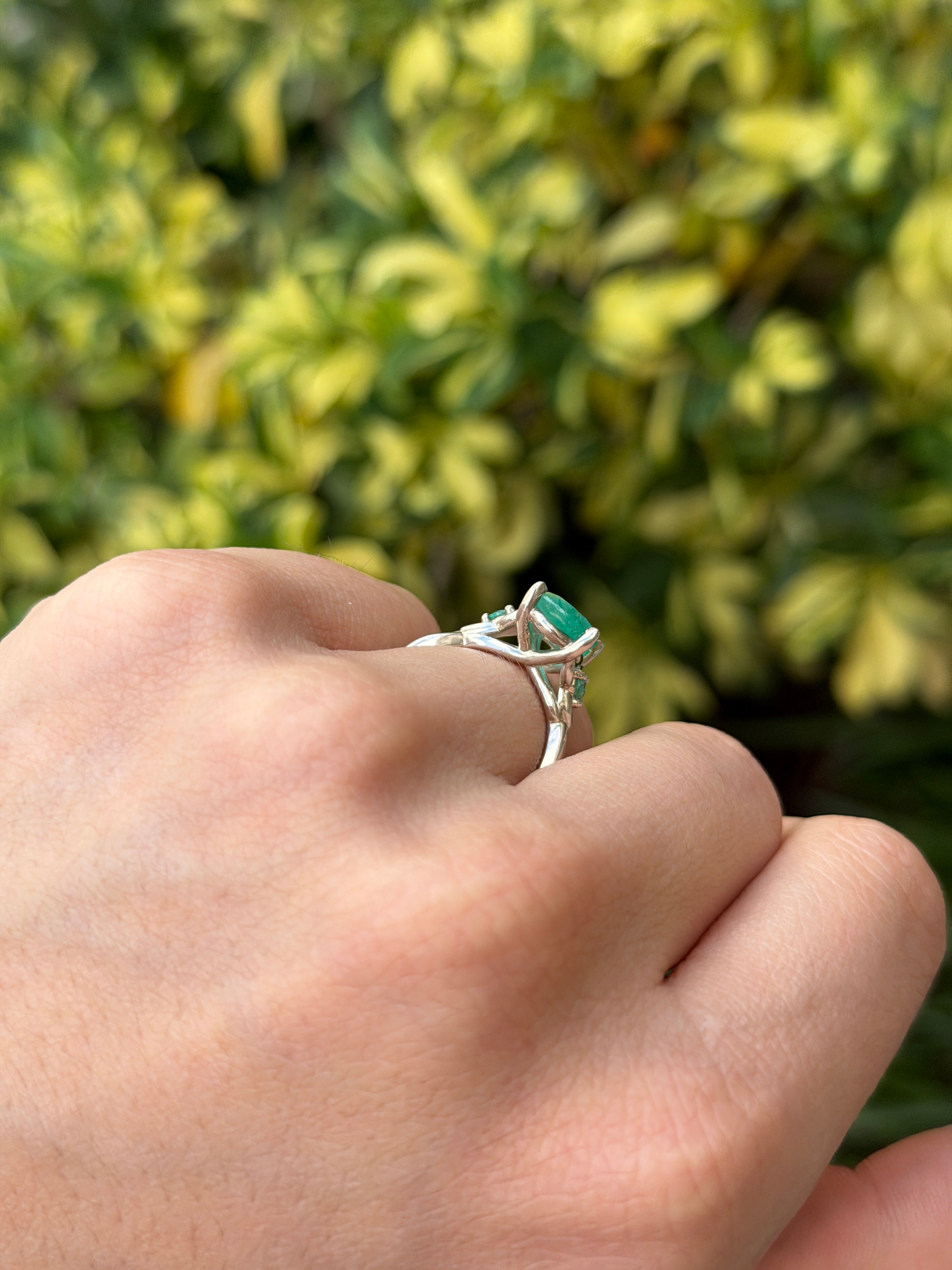 Bague trilogie à trois pierres avec émeraudes colombiennes en forme de poire, 2,32 carats au total, en argent 925