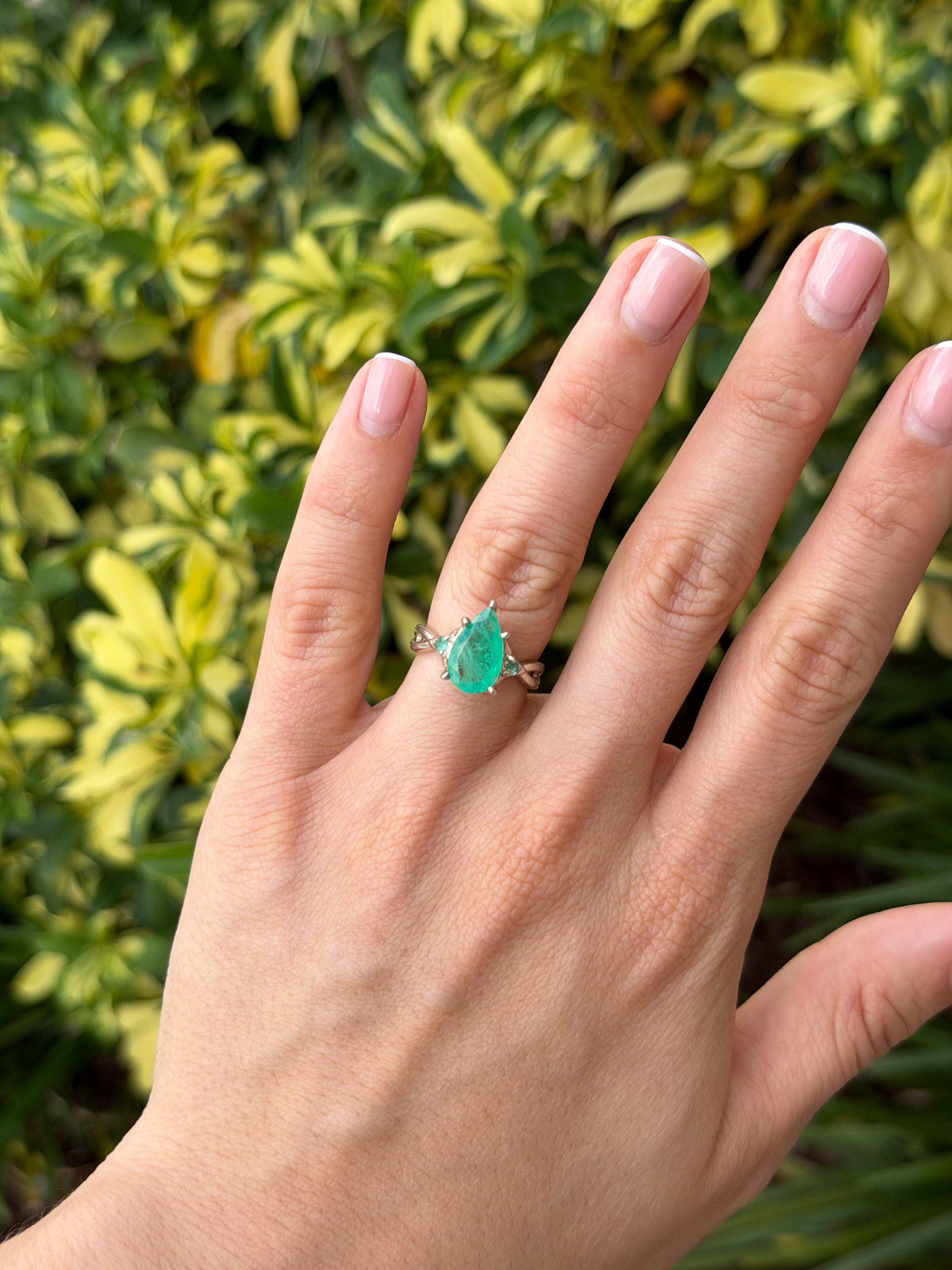 Bague trilogie à trois pierres avec émeraudes colombiennes en forme de poire, 2,32 carats au total, en argent 925