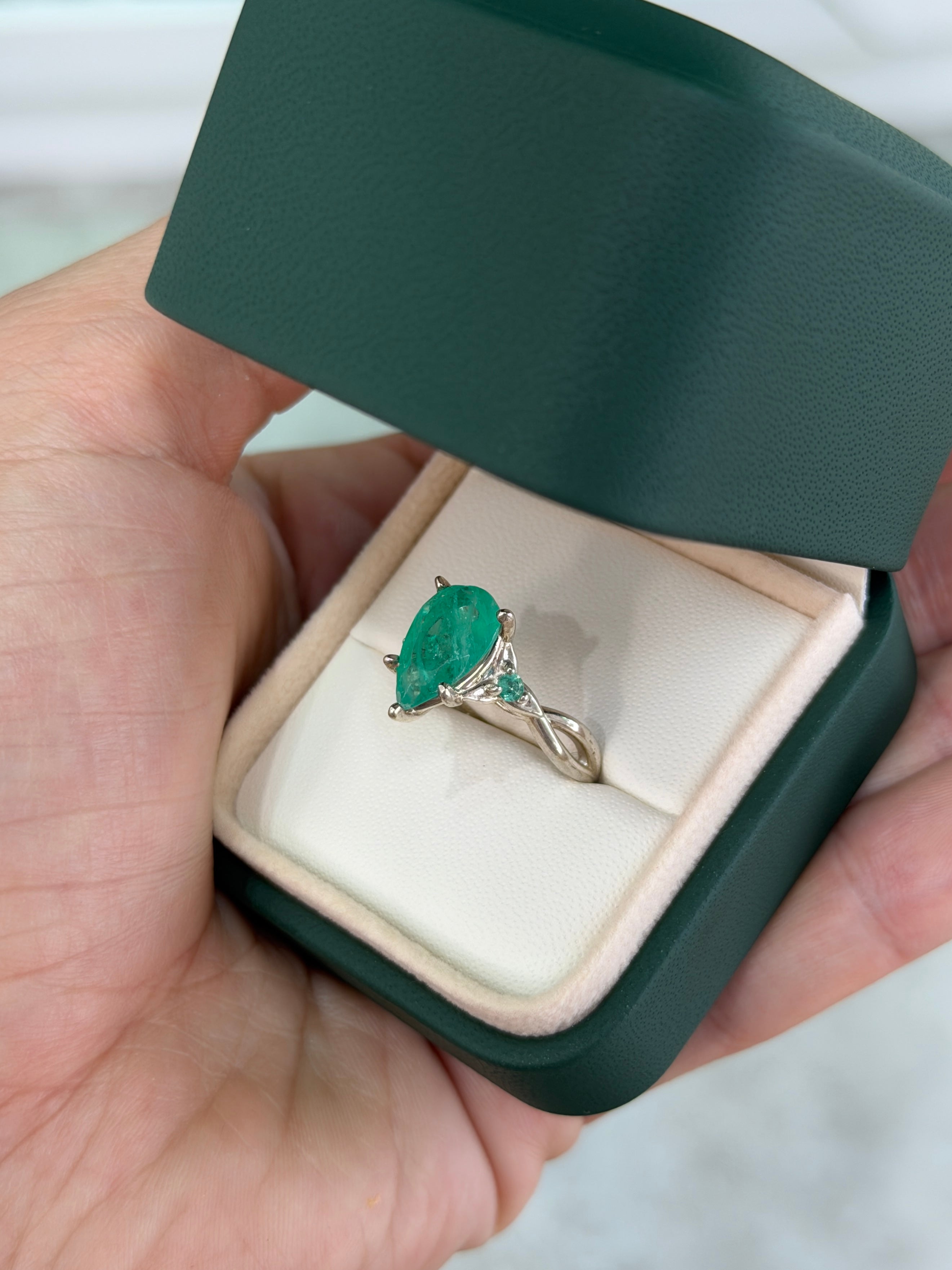 Bague trilogie à trois pierres avec émeraudes colombiennes en forme de poire, 2,32 carats au total, en argent 925