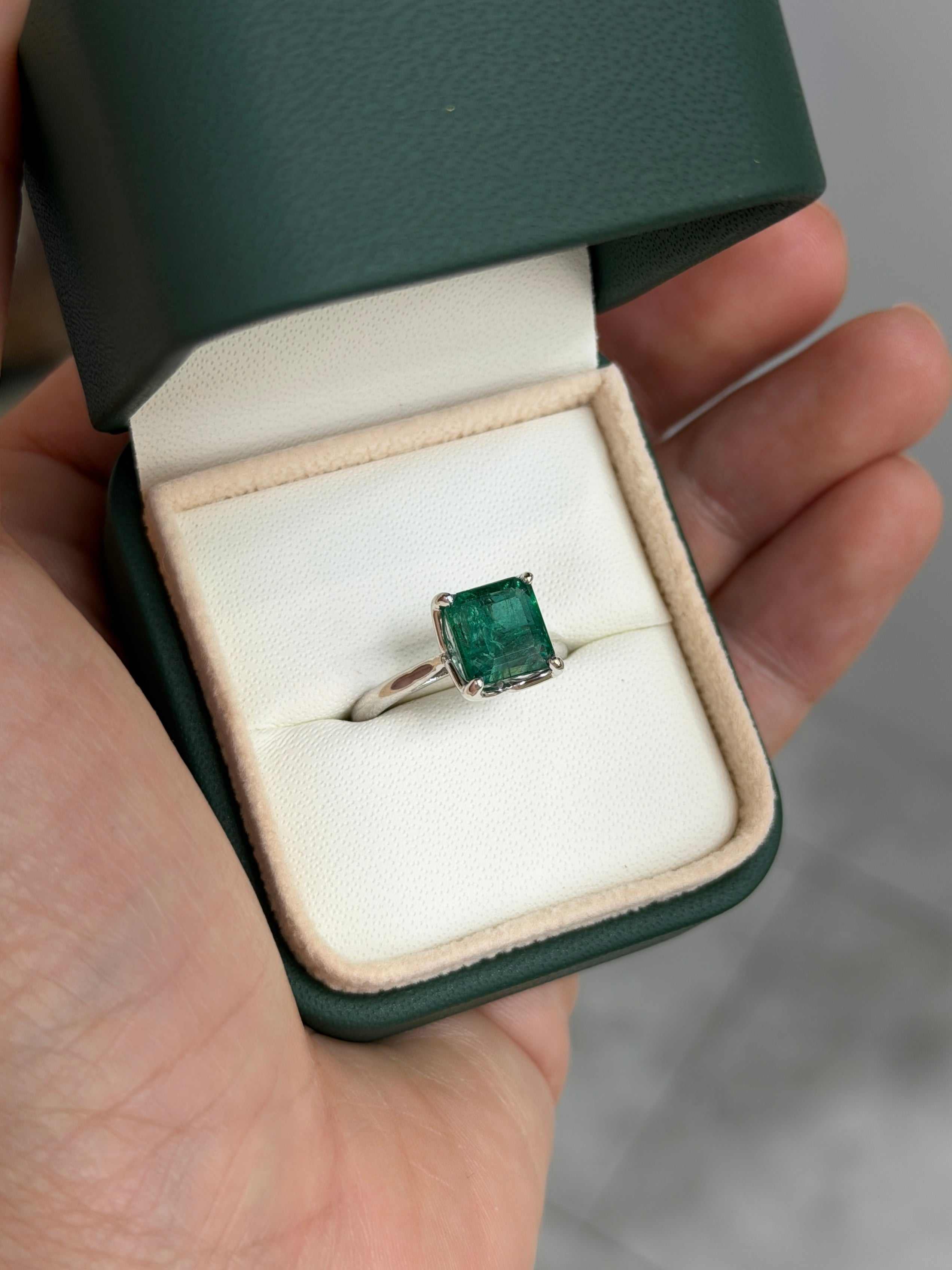 Anello di fidanzamento solitario in oro bianco con smeraldo naturale da 2,93 carati con taglio Asscher - JR Colombian Emeralds