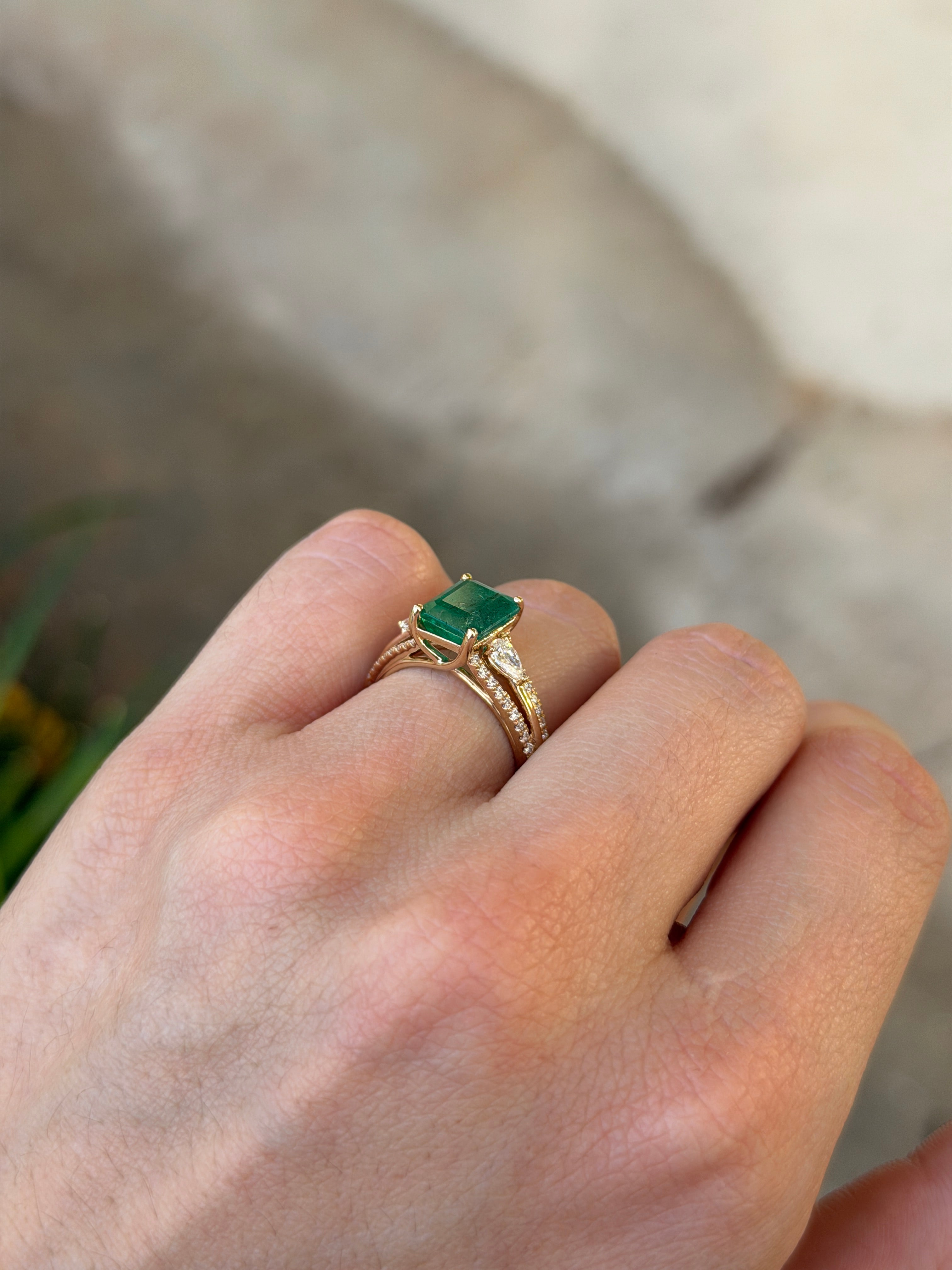 3.60tcw 14K Natural Emerald & Split Shank LAB Diamond Ring