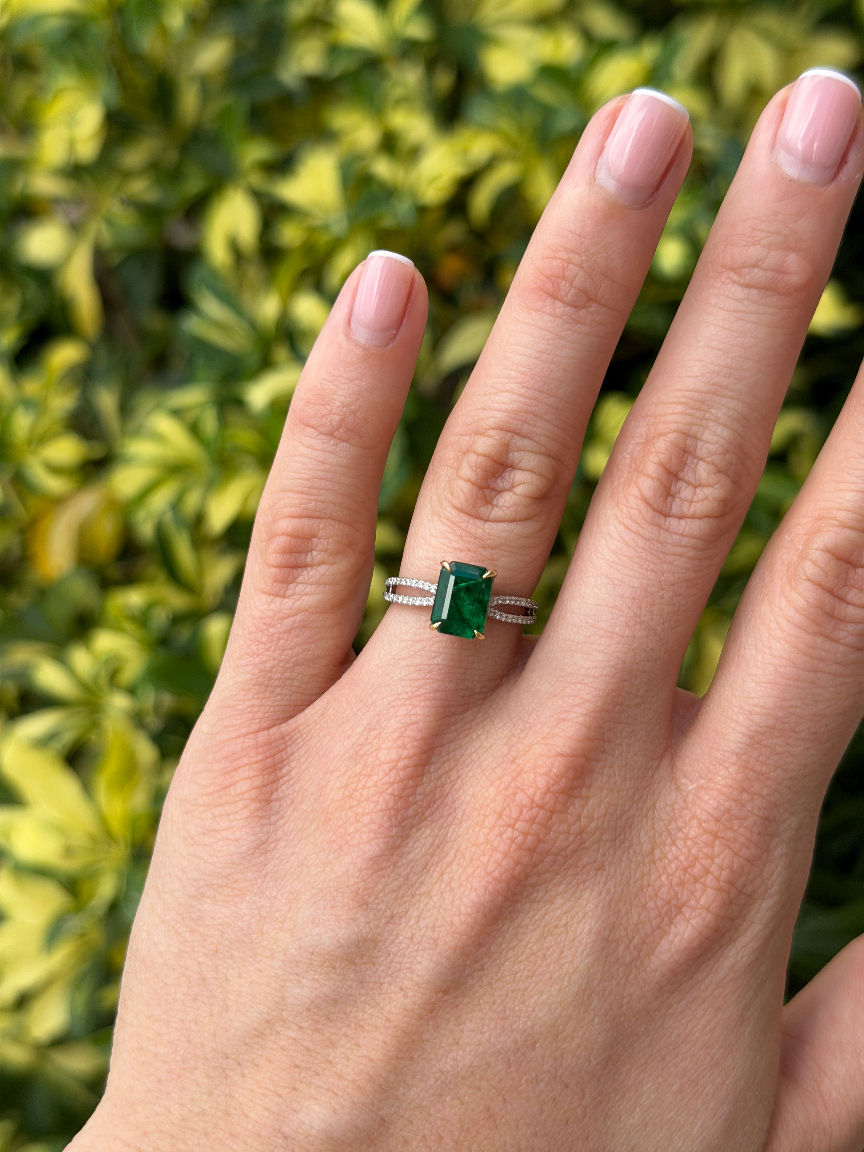 18K/PLAT deep green emerald and diamond split shank engagement ring by JR Colombian Emeralds, featuring a 2.75tcw central gemstone.