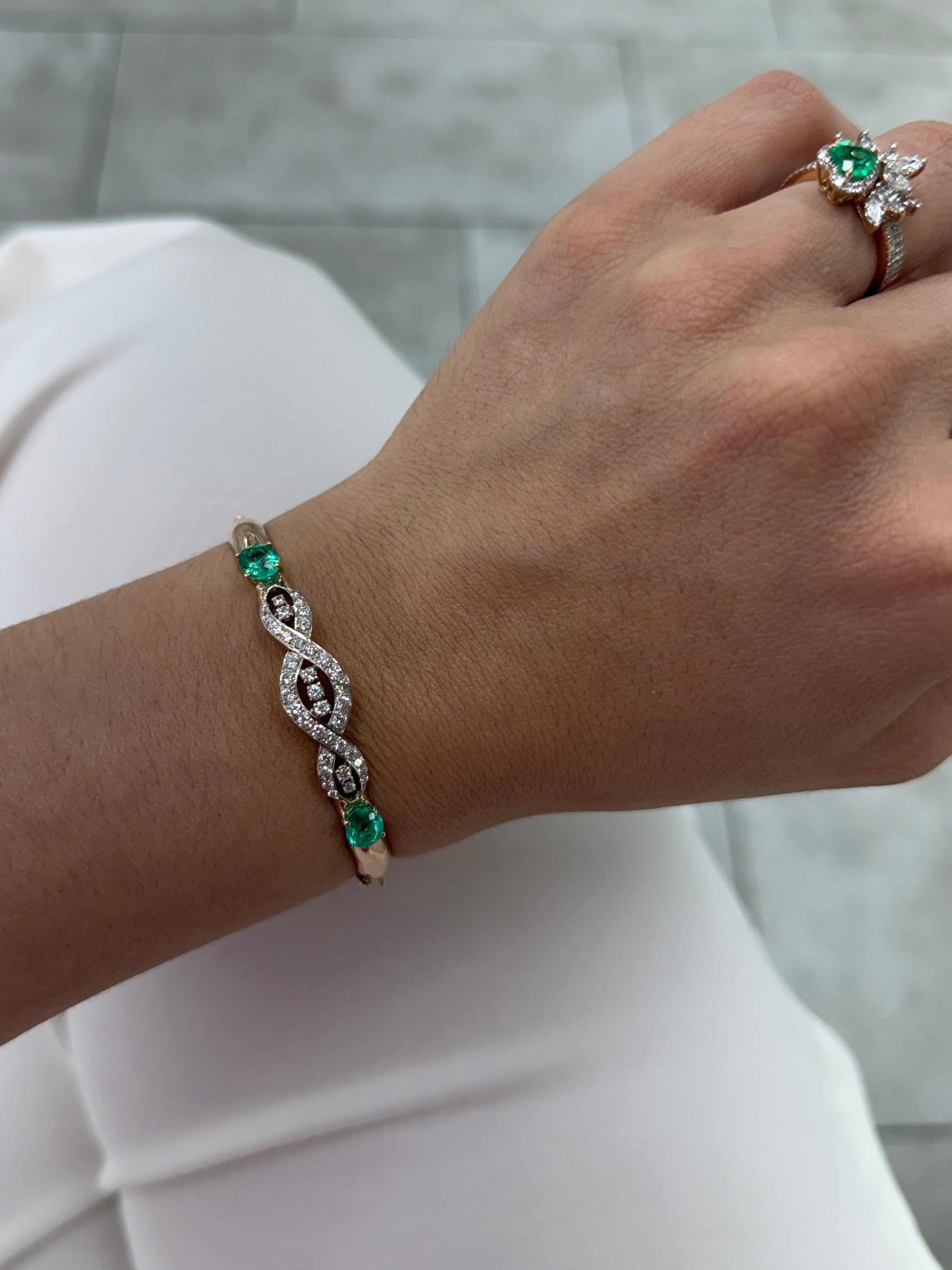 As Seen On Instagram: 2.85tcw Round Diamond & Natural Oval Emerald Ban