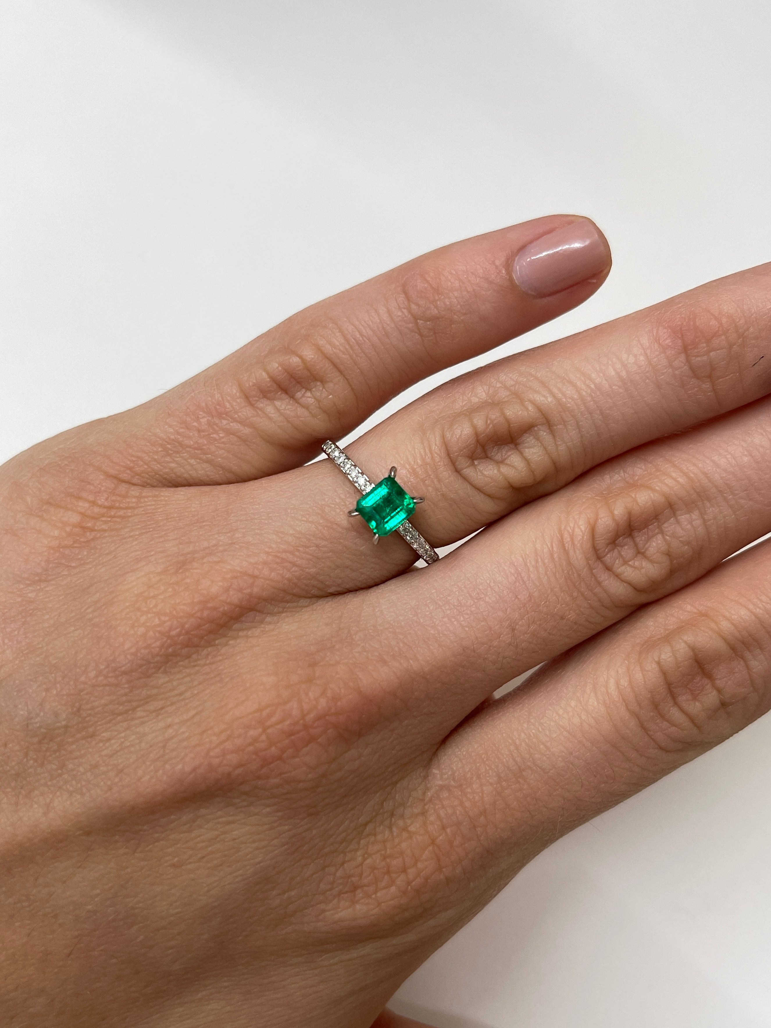 Loose 0.90 carat Colombian emerald in AAA+ quality, Asscher cut with vibrant green color, from JR Colombian Emeralds.