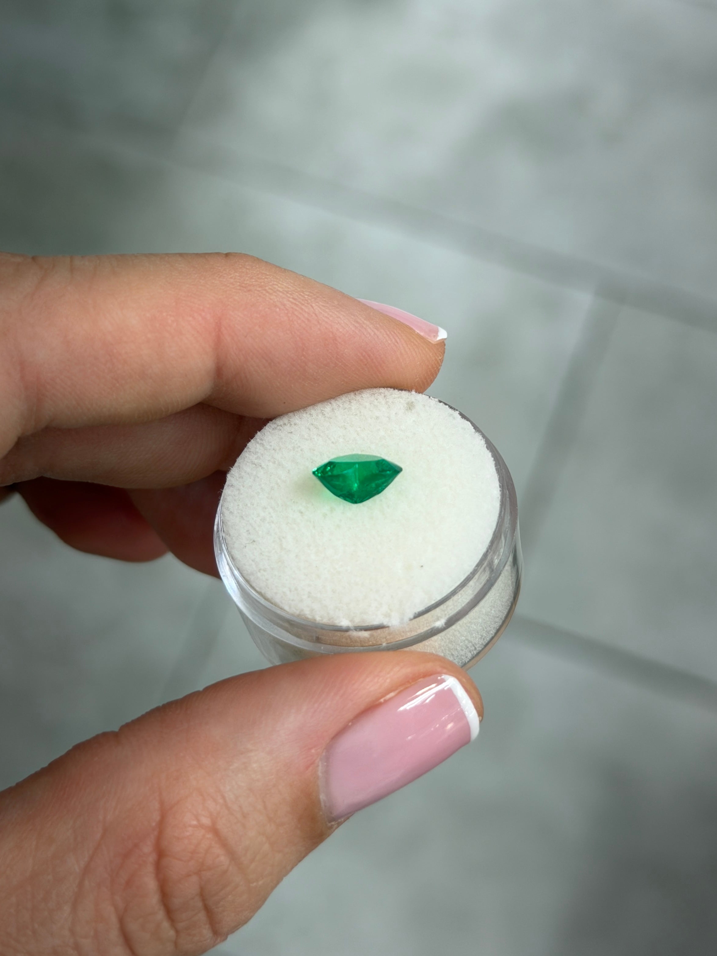 1.28カラット 6.5×9mm AAA+ ヴィヴィッド・インテンス・ムゾ・グリーン 天然ルース コロンビア産エメラルド（ハートカット）