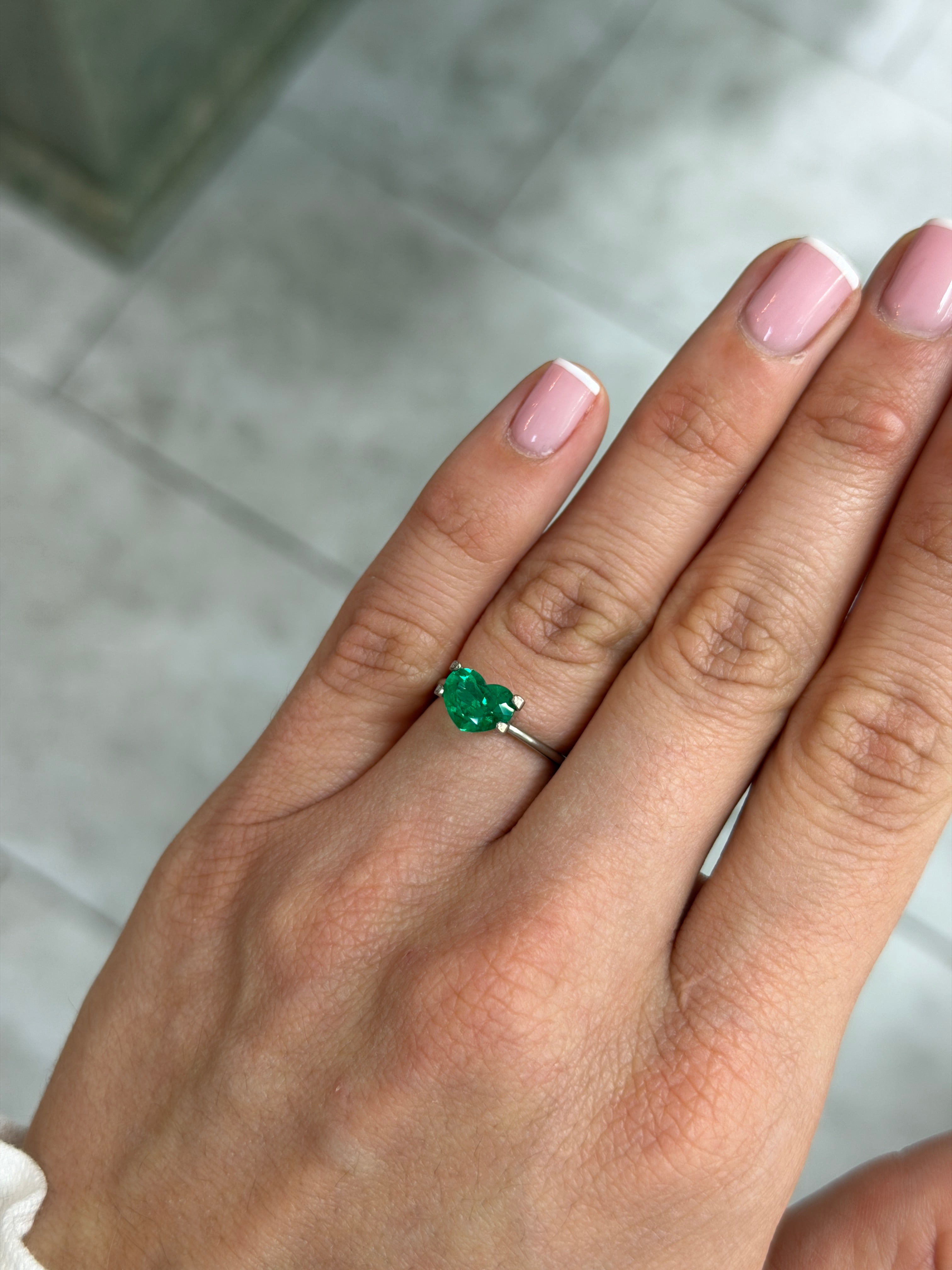 1.28カラット 6.5×9mm AAA+ ヴィヴィッド・インテンス・ムゾ・グリーン 天然ルース コロンビア産エメラルド（ハートカット）