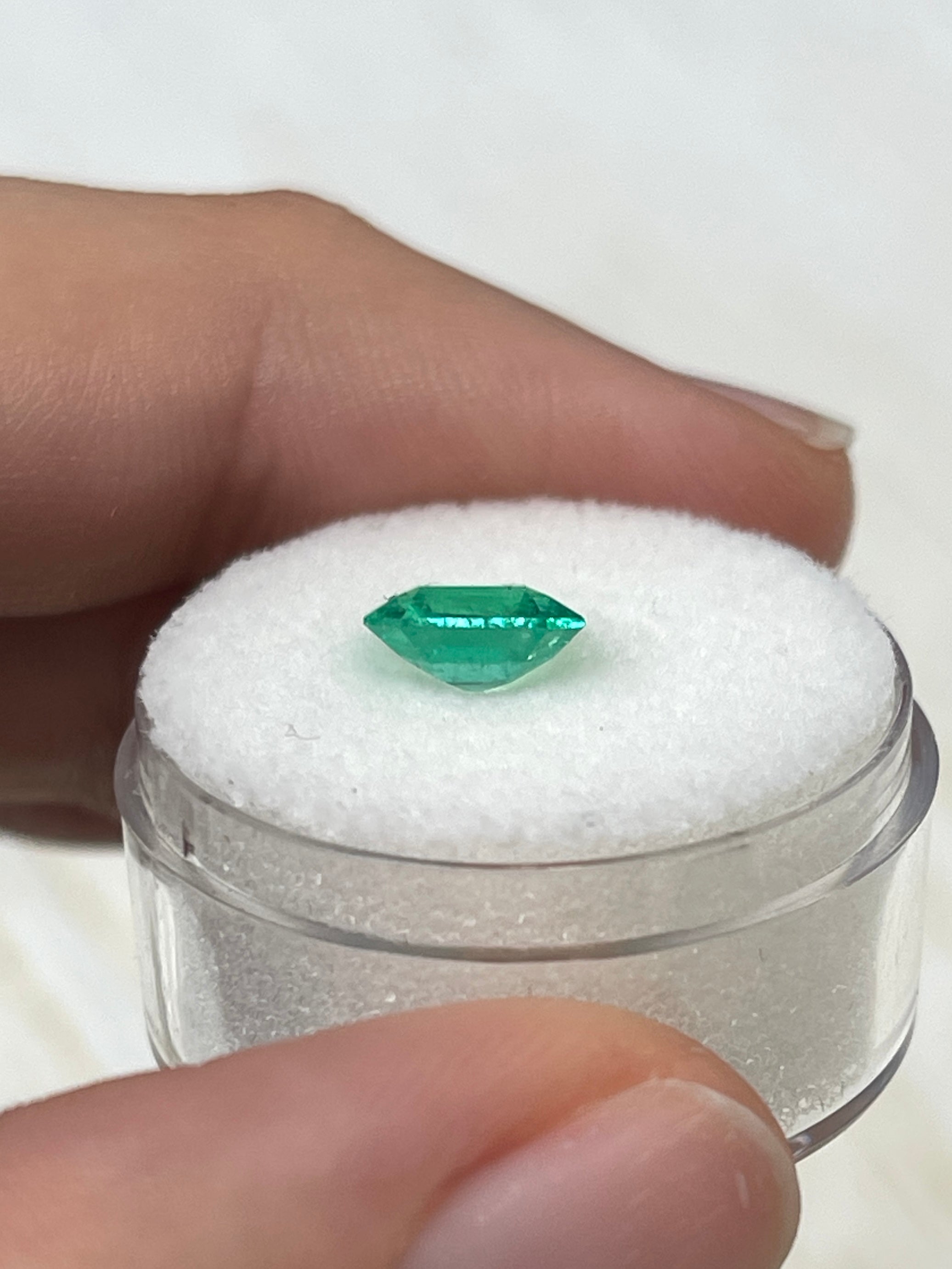 1.53カラット 8×8 希少なスプレディ・イエローグリーンのカット 天然ルース コロンビア産エメラルド - JR コロンビア・エメラルド