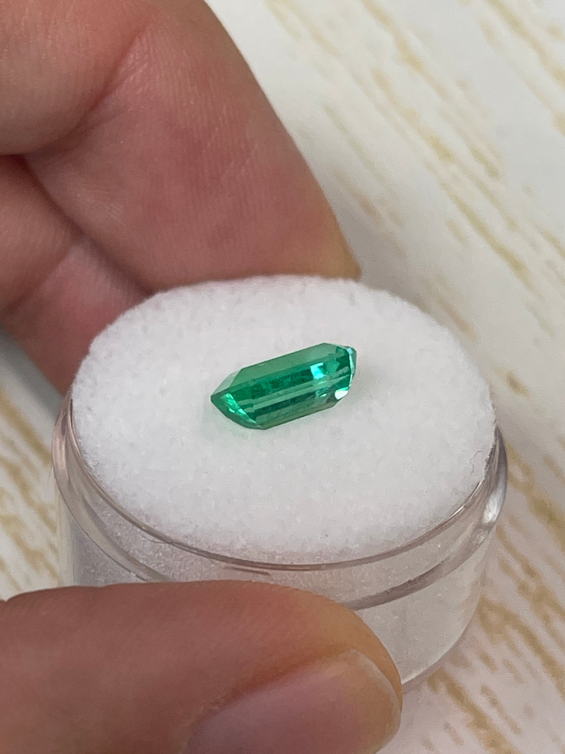 Smeraldo colombiano naturale sfuso da 1,68 carati, 9x6 mm, di colore verde-giallastro – Taglio smeraldo – JR Colombian Emeralds