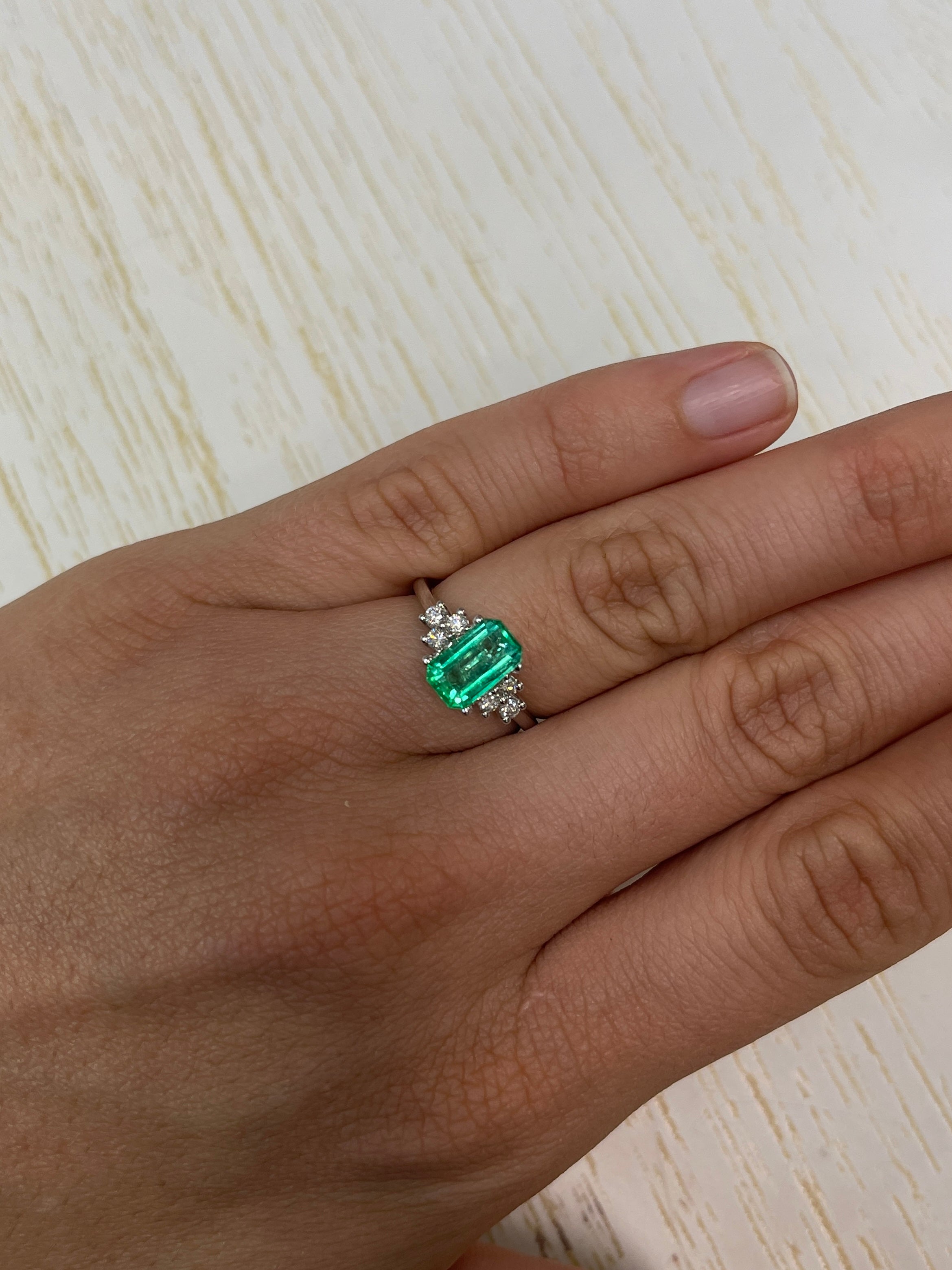Smeraldo colombiano naturale sfuso da 1,68 carati, 9x6 mm, di colore verde-giallastro – Taglio smeraldo – JR Colombian Emeralds