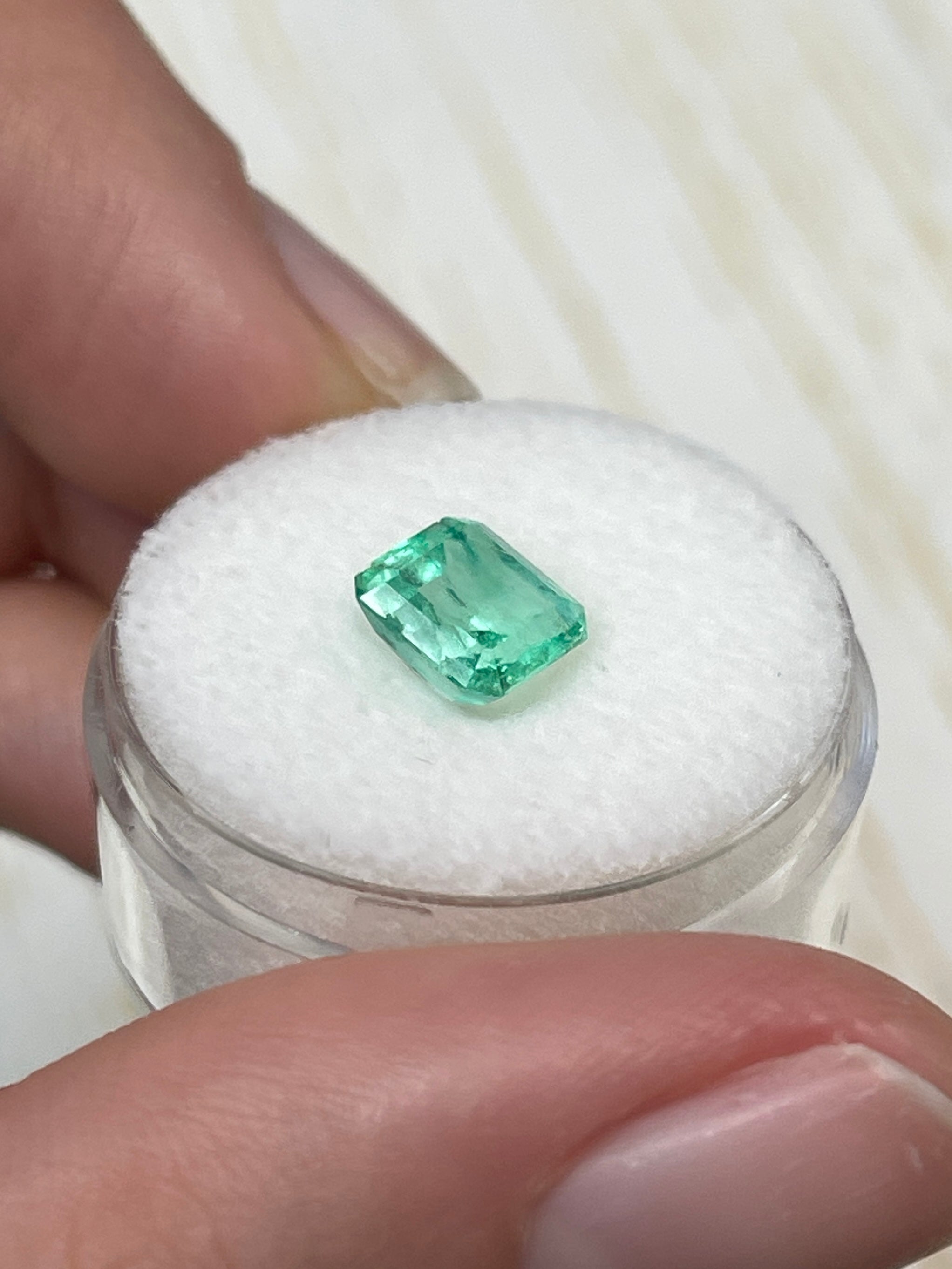 Smeraldo colombiano naturale da 1,78 carati, taglio Asscher, 7,5 x 7 mm, colore verde limone, con scheggiature, non incastonato - JR Colombian Emeralds