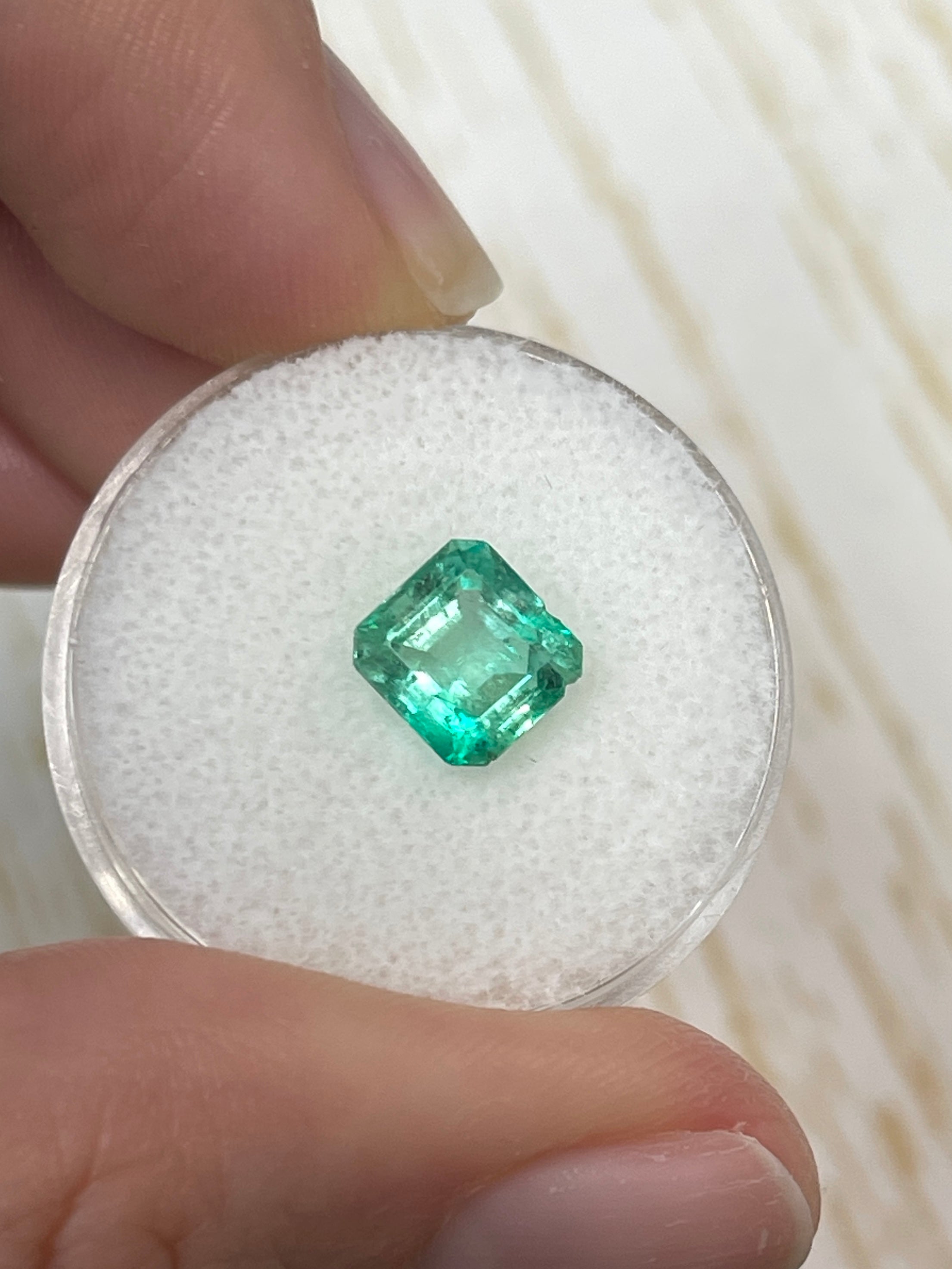 Smeraldo colombiano naturale da 1,78 carati, taglio Asscher, 7,5 x 7 mm, colore verde limone, con scheggiature, non incastonato - JR Colombian Emeralds
