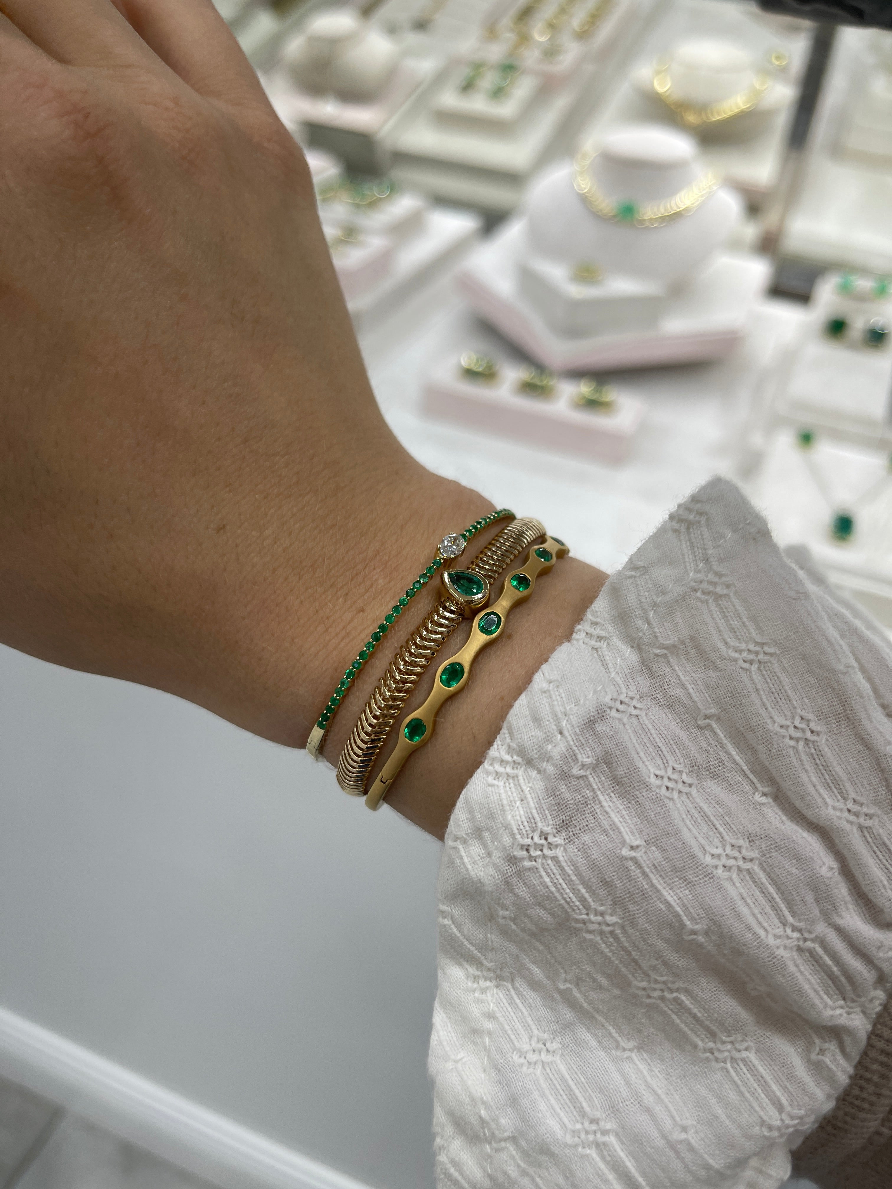 1.80tcw Oval Emerald Wavy/Scalloped Bangle Bracelet 14K - JR Colombian Emeralds