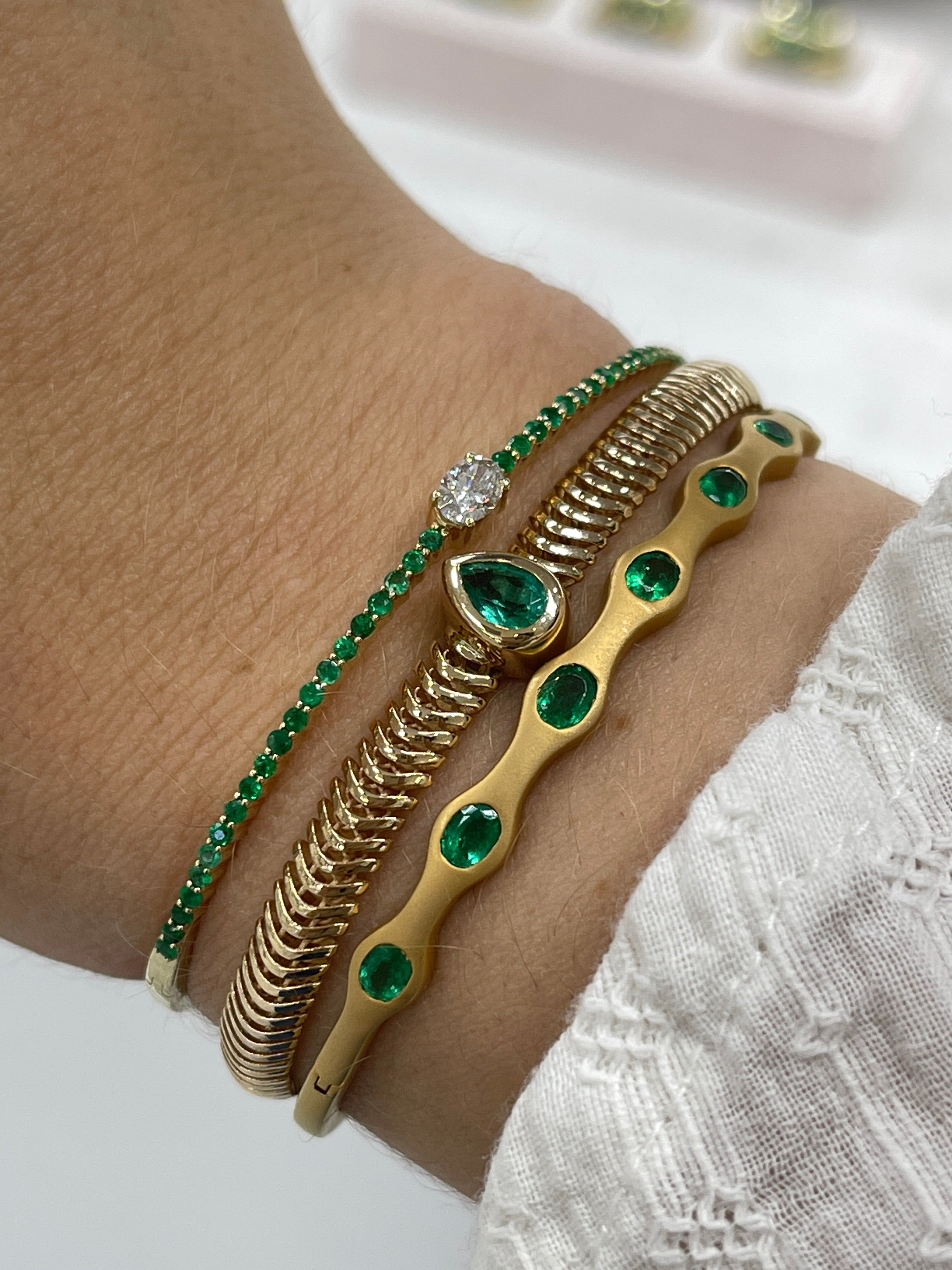 1.80tcw Oval Emerald Wavy/Scalloped Bangle Bracelet 14K - JR Colombian Emeralds