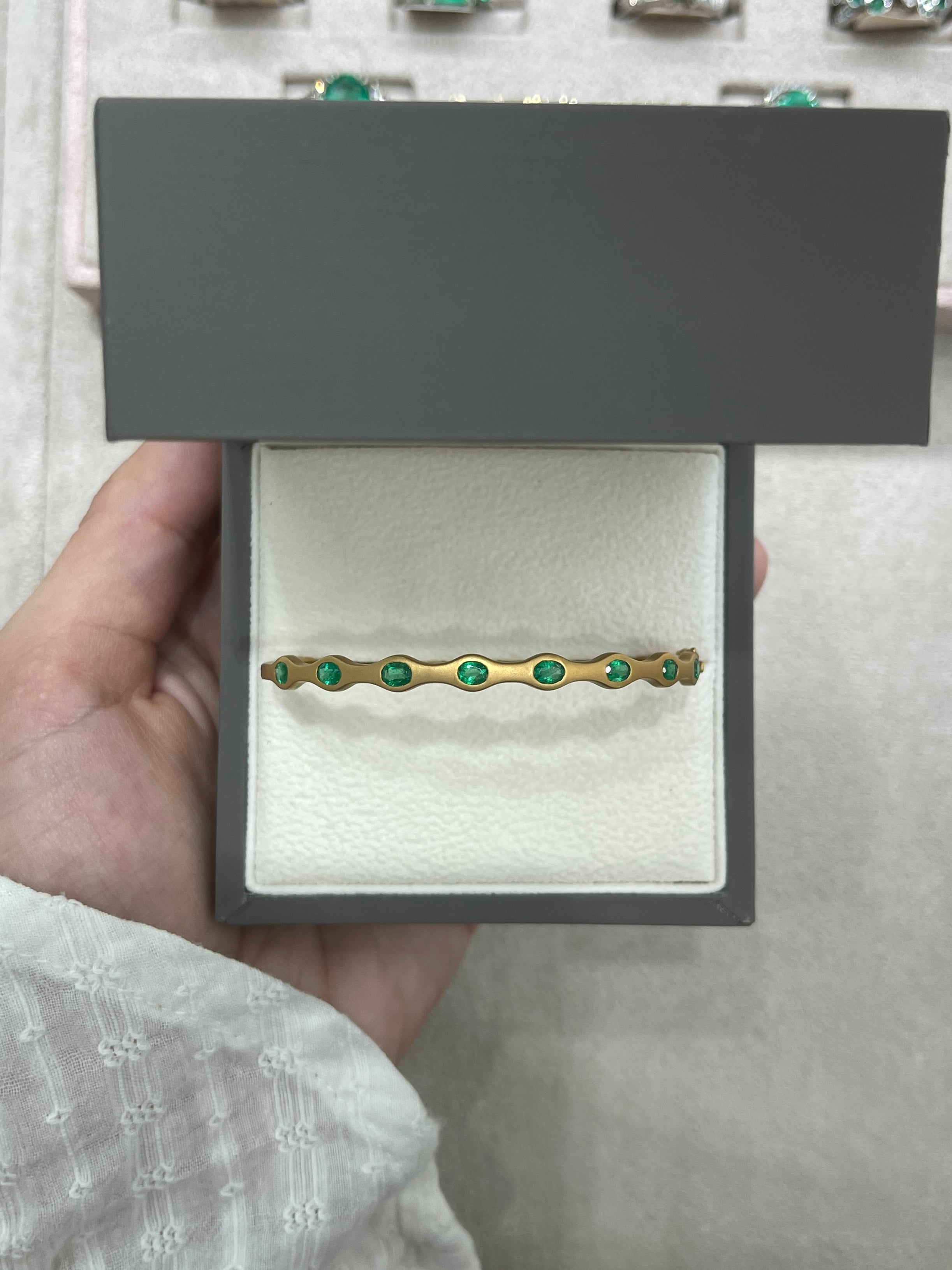 1.80tcw Oval Emerald Wavy/Scalloped Bangle Bracelet 14K - JR Colombian Emeralds