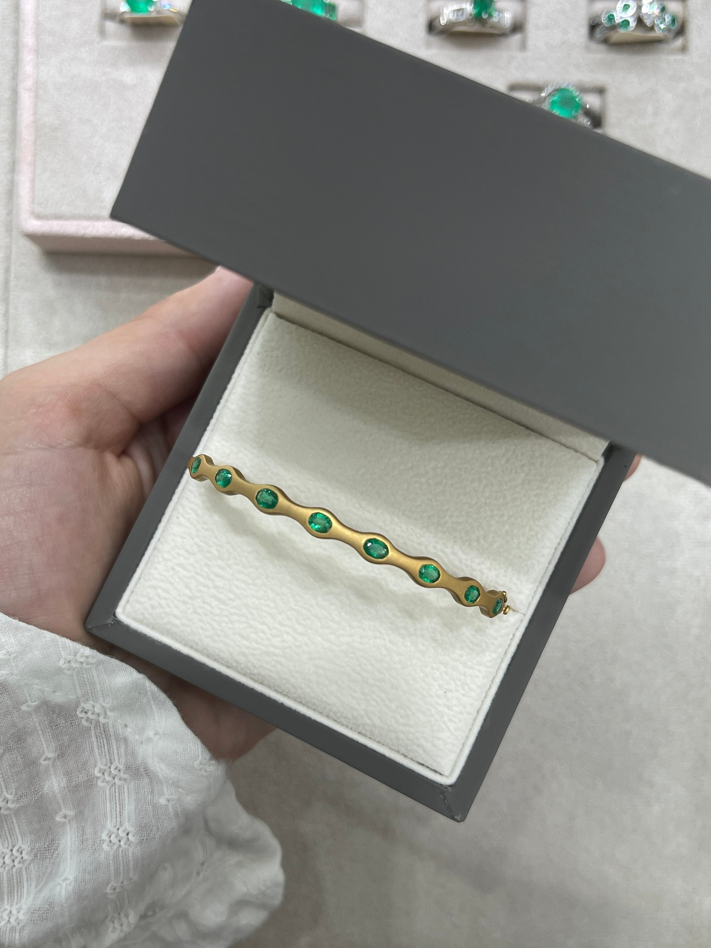 1.80tcw Oval Emerald Wavy/Scalloped Bangle Bracelet 14K - JR Colombian Emeralds