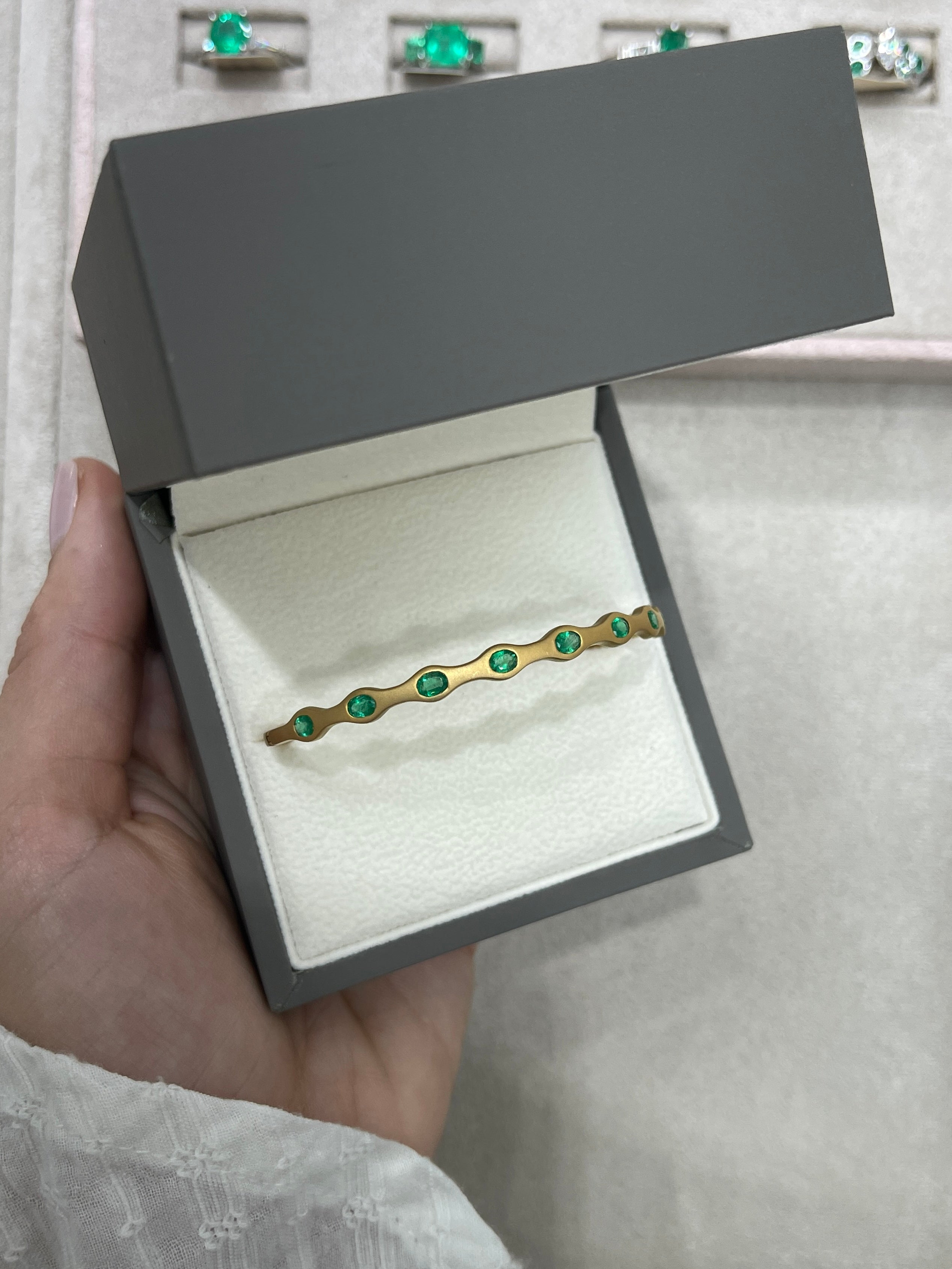 1.80tcw Oval Emerald Wavy/Scalloped Bangle Bracelet 14K - JR Colombian Emeralds
