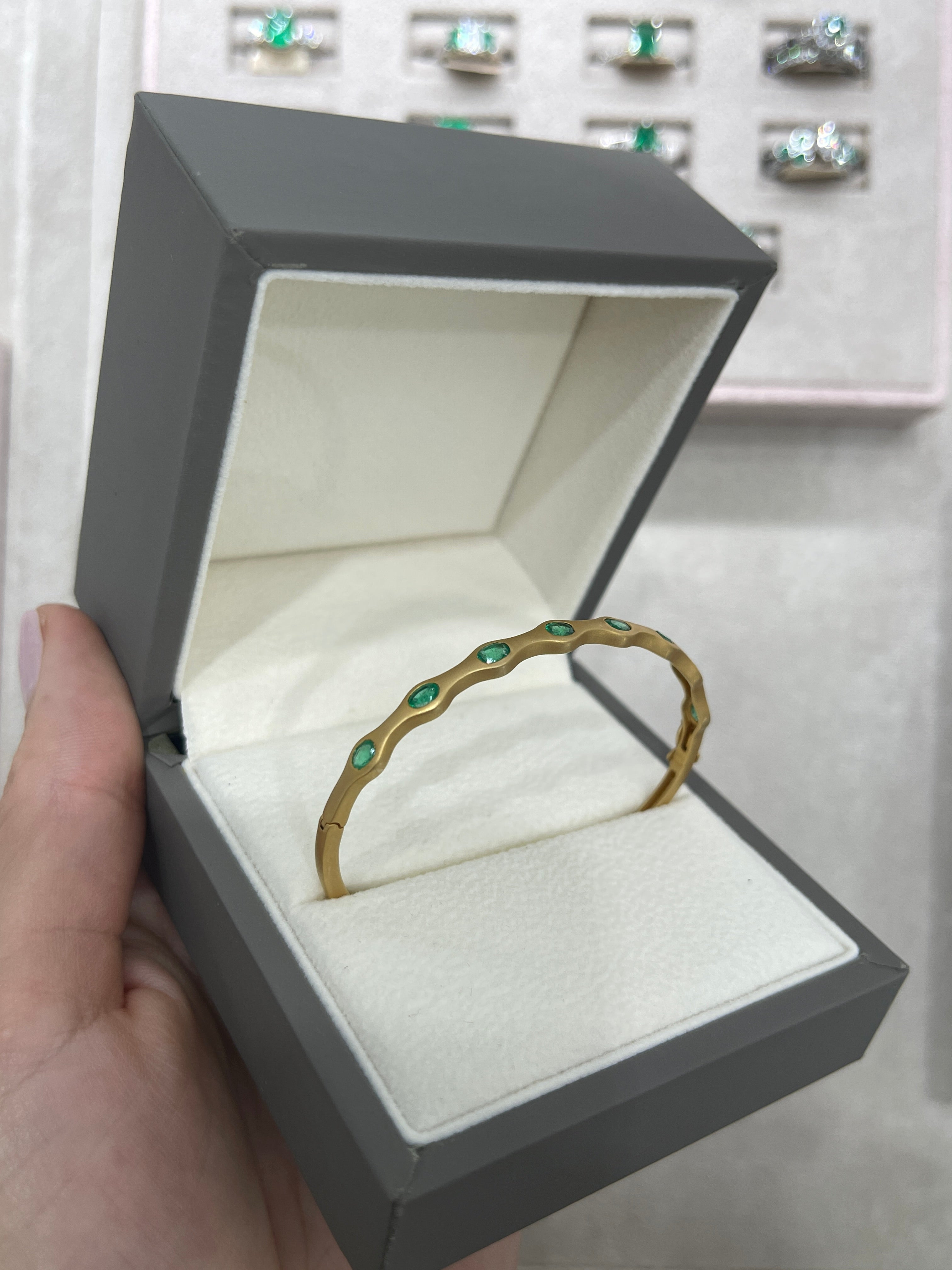 1.80tcw Oval Emerald Wavy/Scalloped Bangle Bracelet 14K - JR Colombian Emeralds