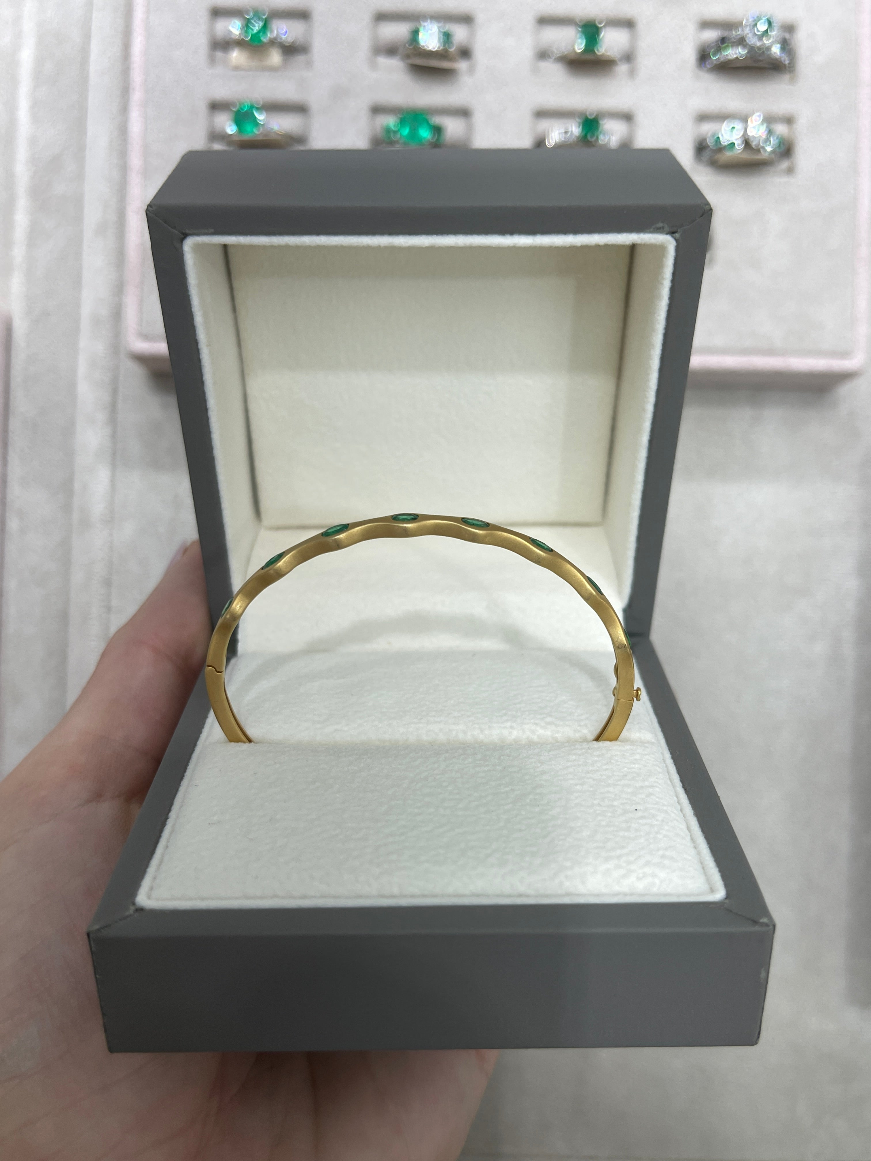 1.80tcw Oval Emerald Wavy/Scalloped Bangle Bracelet 14K - JR Colombian Emeralds