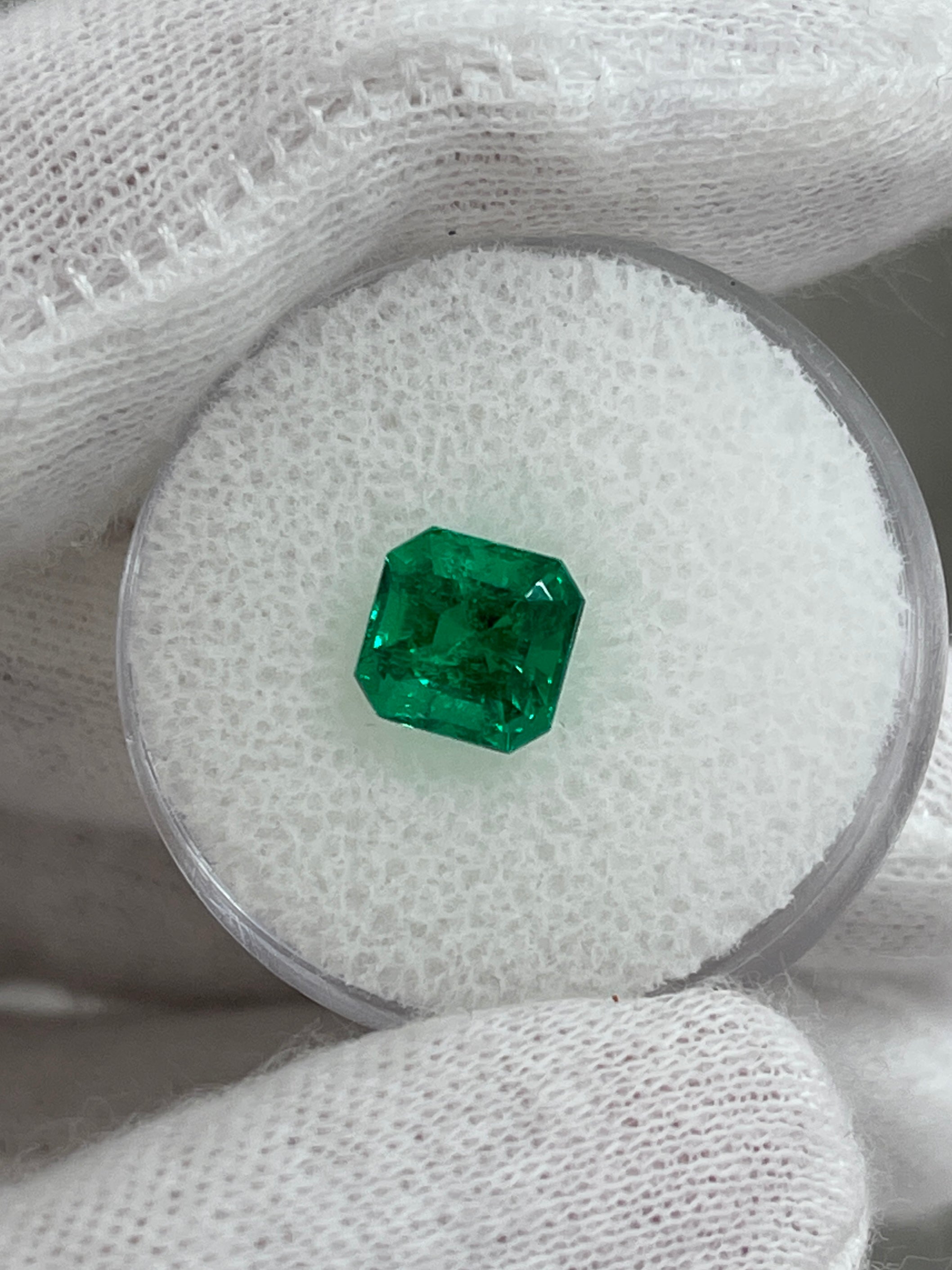 Émeraude colombienne en vrac de 1,81 carat, 7 x 7 mm, qualité AAA+, légèrement huileuse, couleur vive, taille Asscher - JR Colombian Emeralds