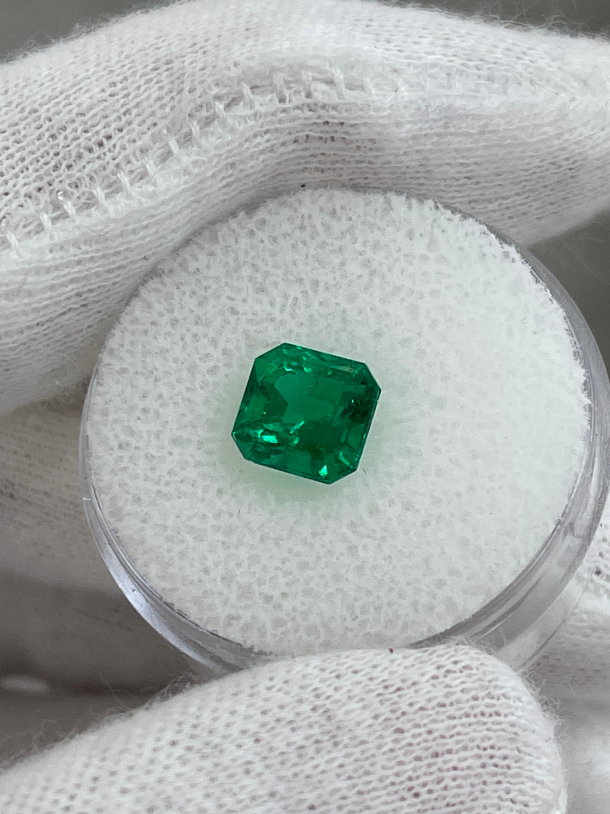 Émeraude colombienne en vrac de 1,81 carat, 7 x 7 mm, qualité AAA+, légèrement huileuse, couleur vive, taille Asscher - JR Colombian Emeralds