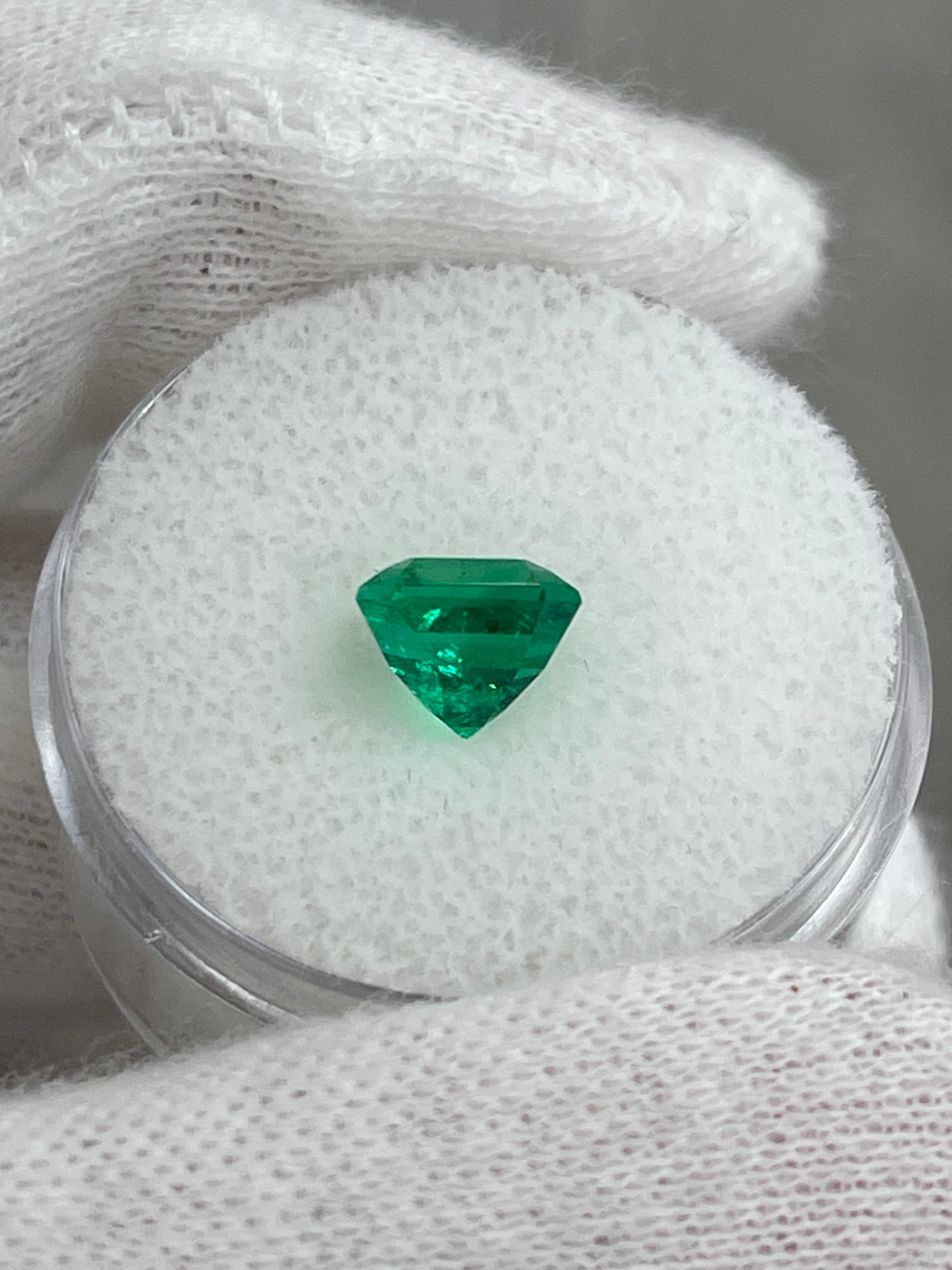 Émeraude colombienne en vrac de 1,81 carat, 7 x 7 mm, qualité AAA+, légèrement huileuse, couleur vive, taille Asscher - JR Colombian Emeralds