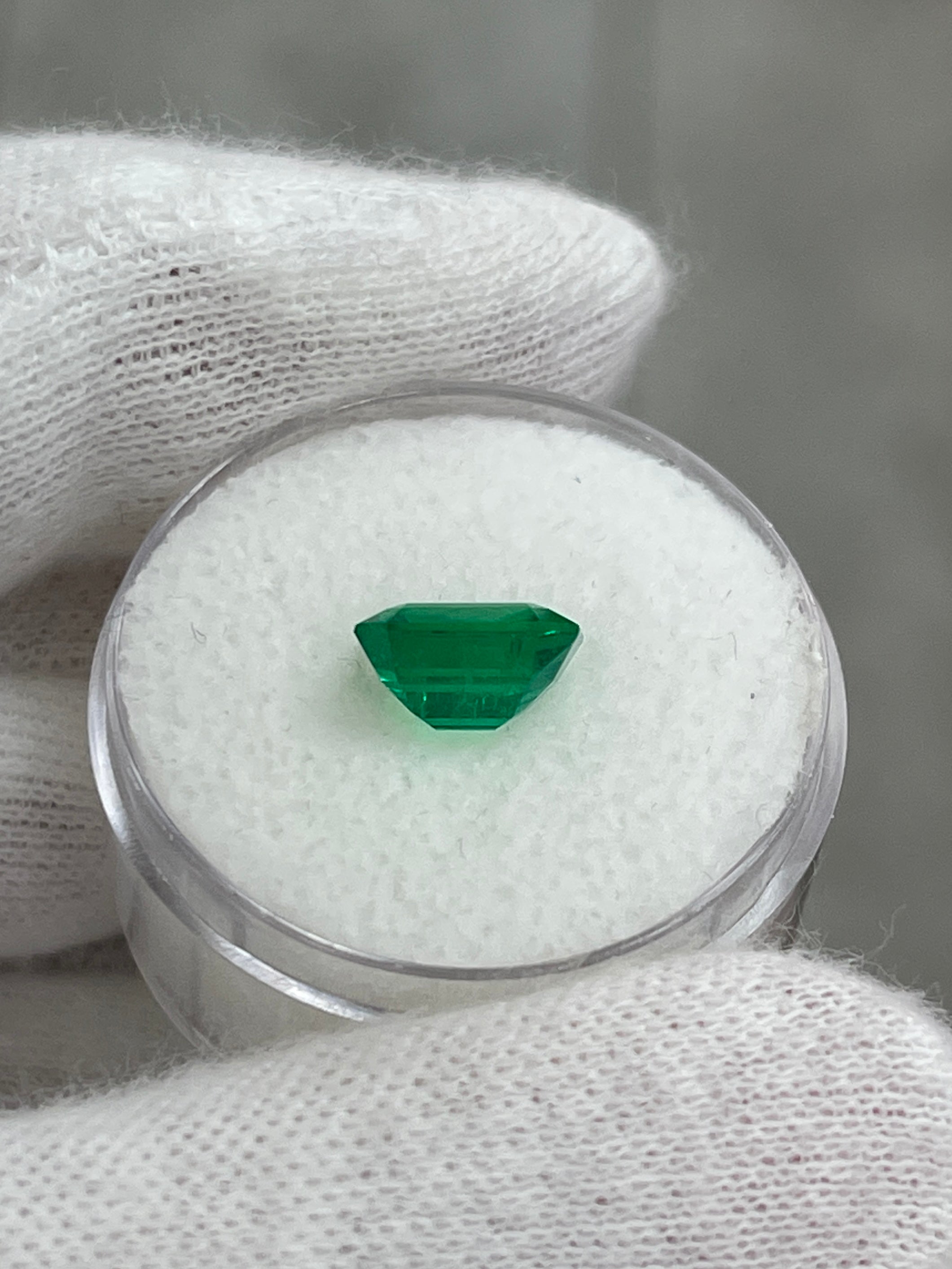 Émeraude colombienne naturelle en vrac de 1,98 carat, AAA+, 9 x 7 mm, légèrement huileuse, vert vif – taille émeraude – JR Colombian Emeralds