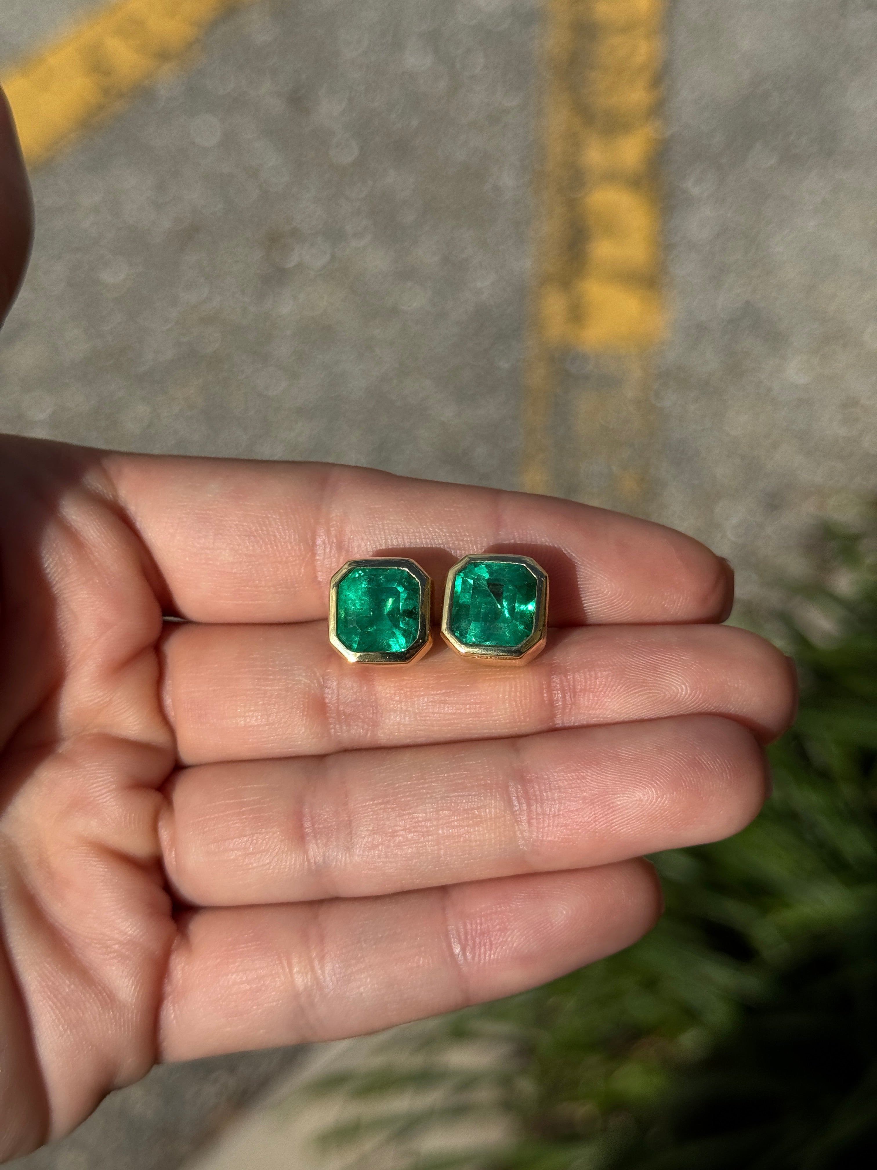 10,35 carats au total, AAA+, une perle rare : boucles d'oreilles à sertissage clos en émeraude colombienne taille Asscher, or 18 carats