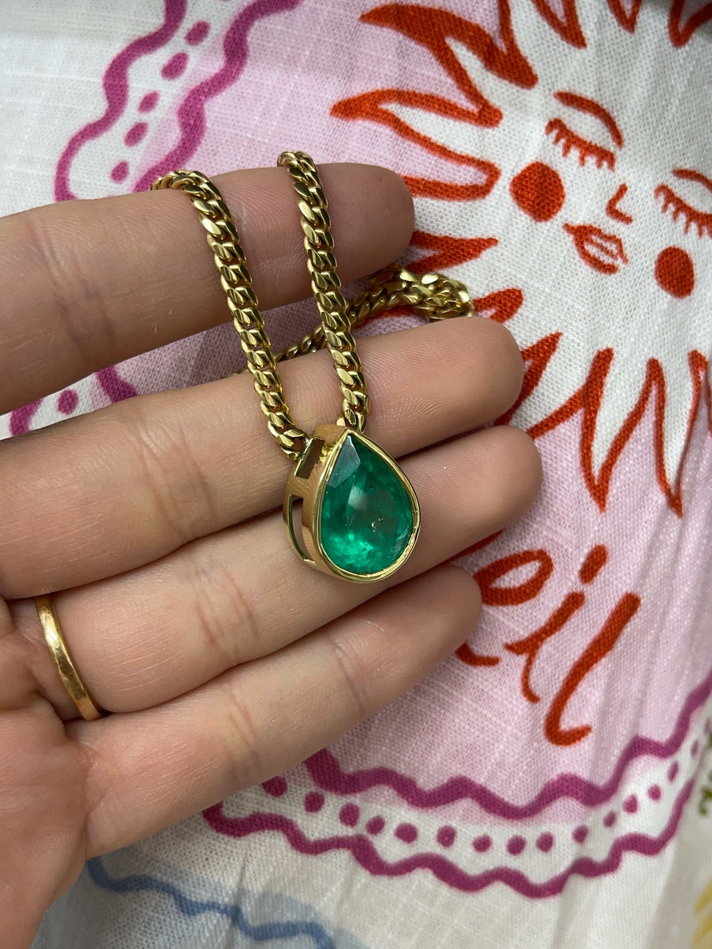 10.80 Carat Vivid Muzo Colombian Emerald Statement Cuban Link Necklace 18K gold - JR Colombian Emeralds