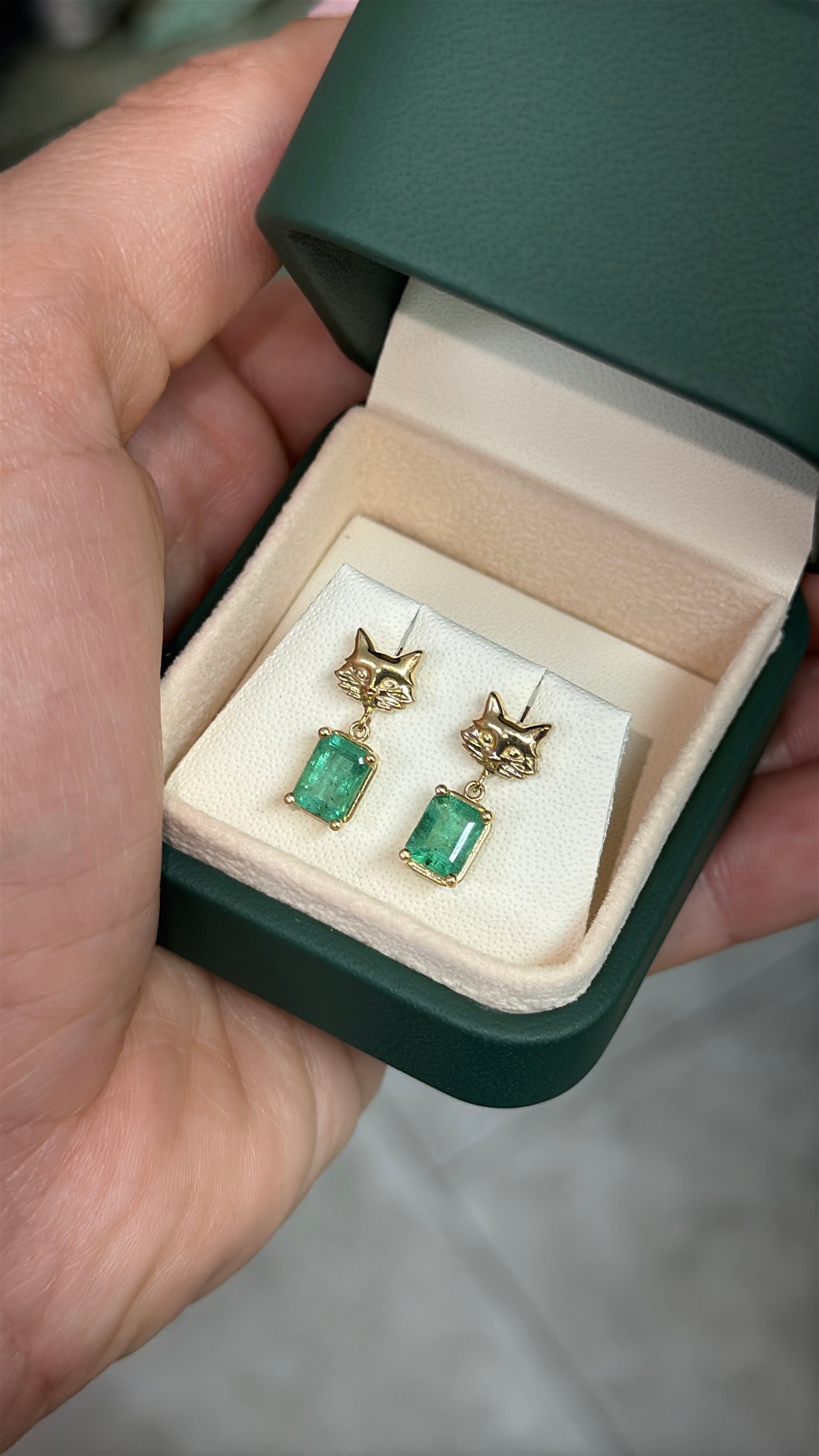 Orecchini pendenti con smeraldi "Crazy Cat Lady" da 2,0 carati, oro 14 carati