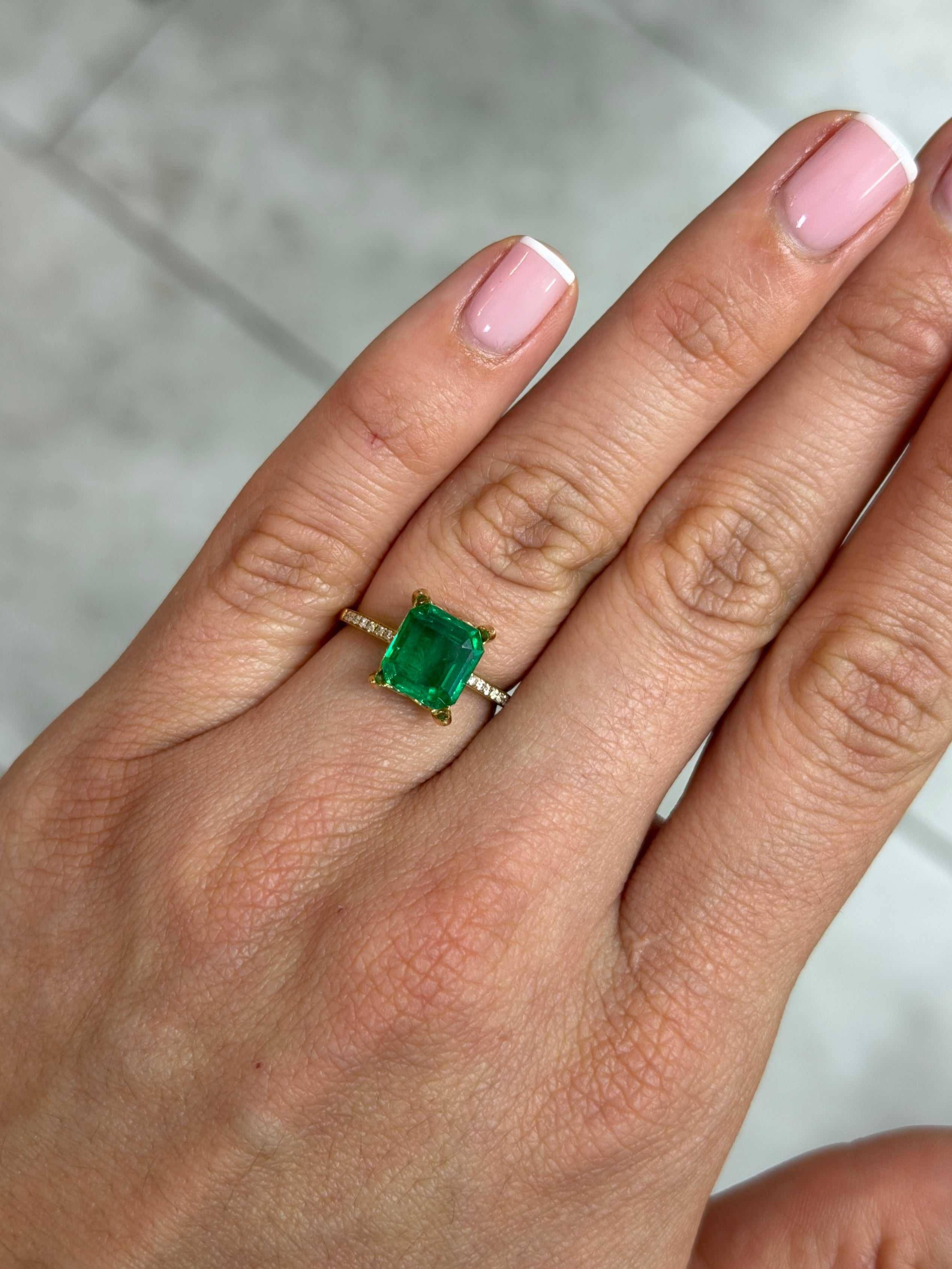 ステファニーコーム　Emerald Petit (Super Green) 2.28 Carat 8.9x8.3 Vivid Green Asscher Cut Loose Colombian Emerald