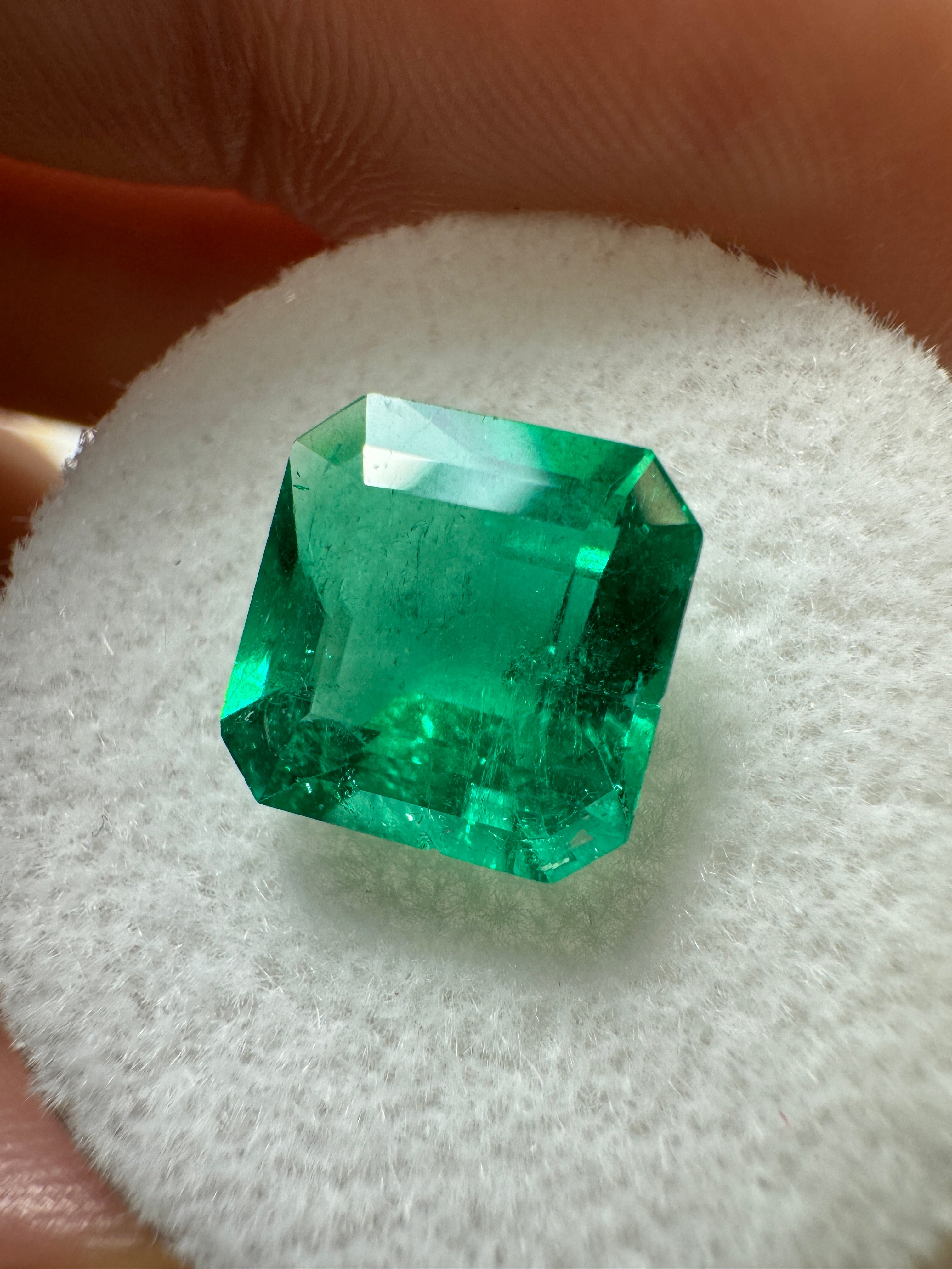 Vivid 2.84-carat Muzo Colombian emerald loose Asscher cut with vibrant green color, natural and high-quality gemstone.