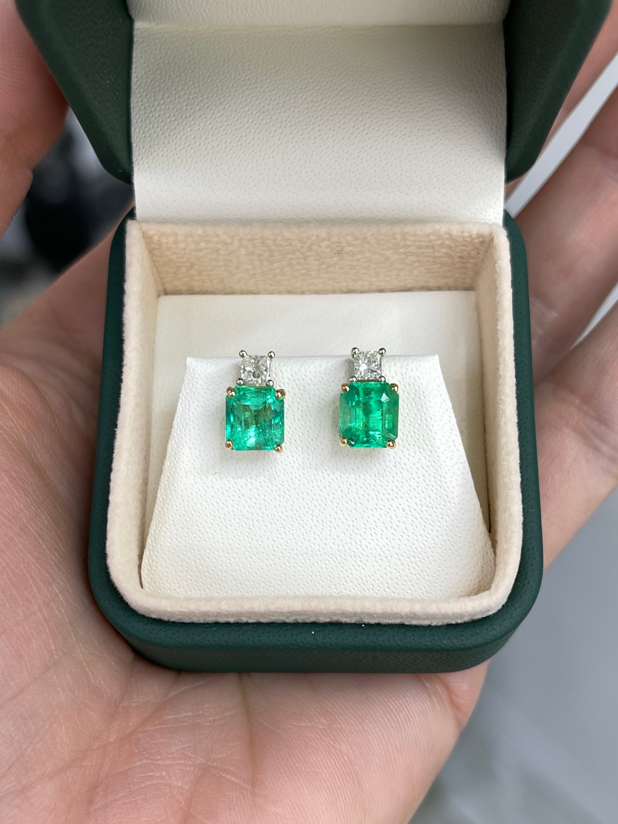 Colombian emerald and princess cut diamond earrings in 18K two-tone gold, featuring sparkling gemstones and elegant design.