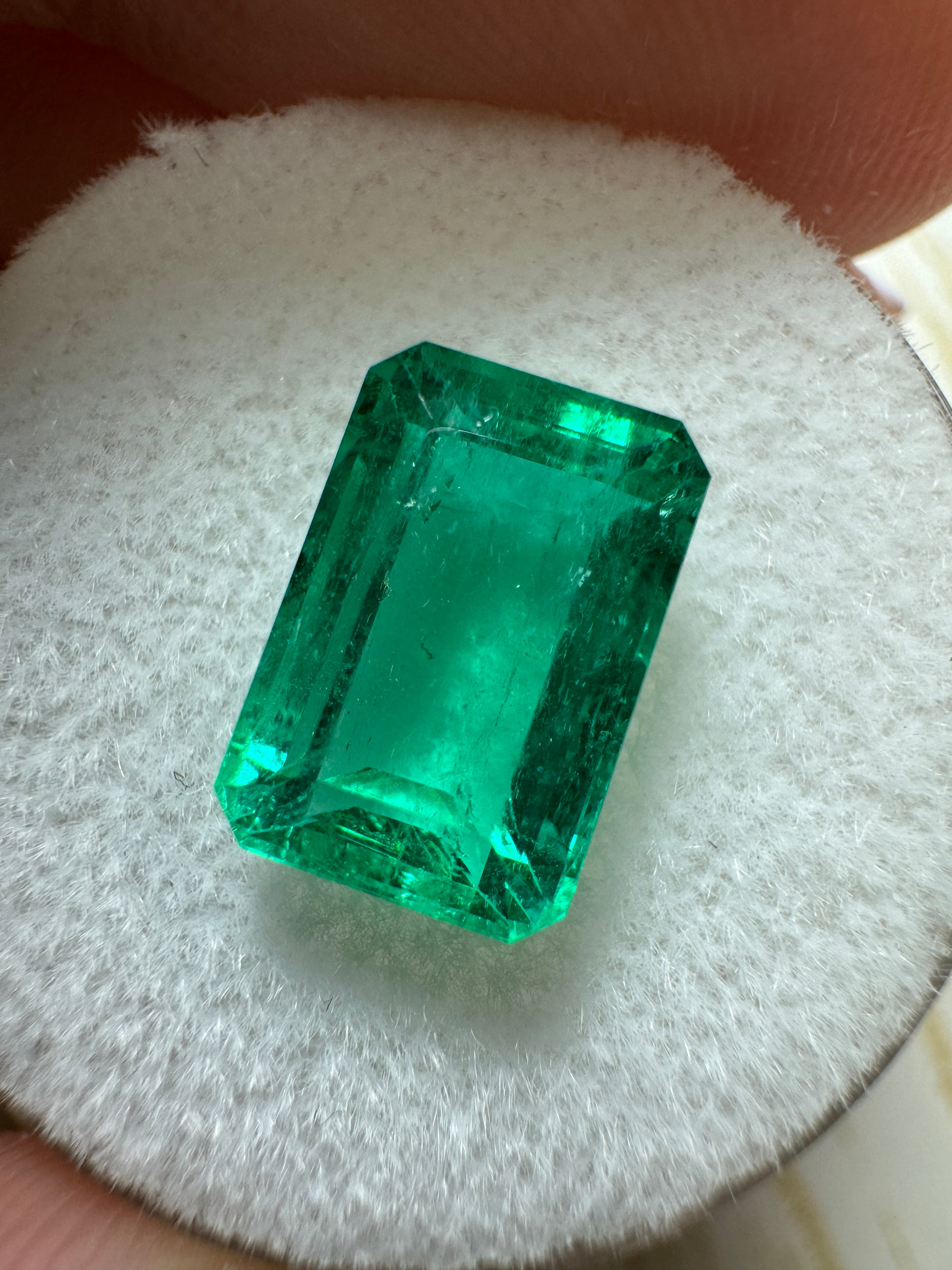 3.40-carat GIA-certified vivid bluish-green Colombian emerald in elongated emerald cut, natural loose gemstone.