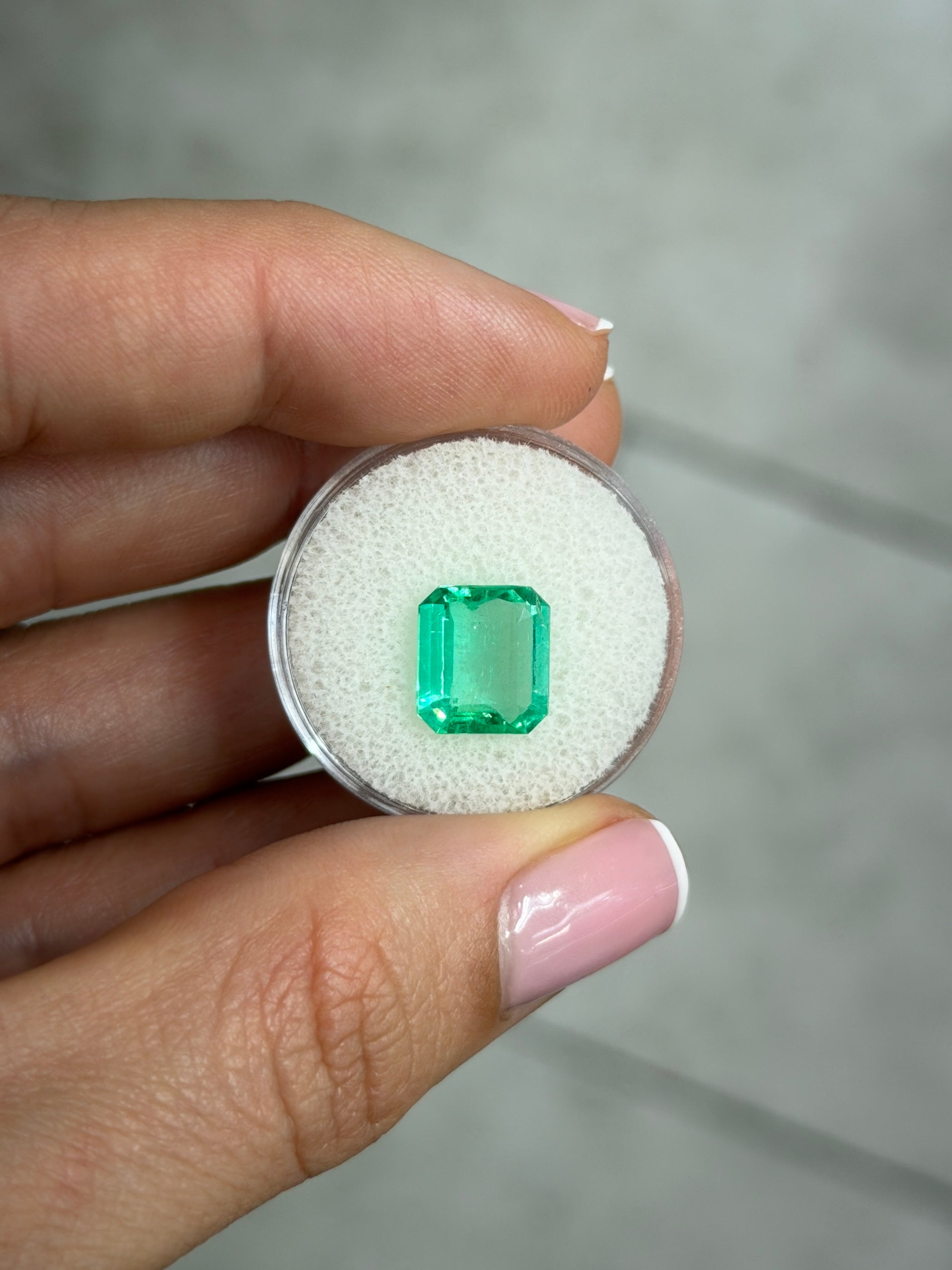 3.54-carat portrait cut green Colombian emerald loose gemstone with crystal-clear transparency and natural vibrant color.