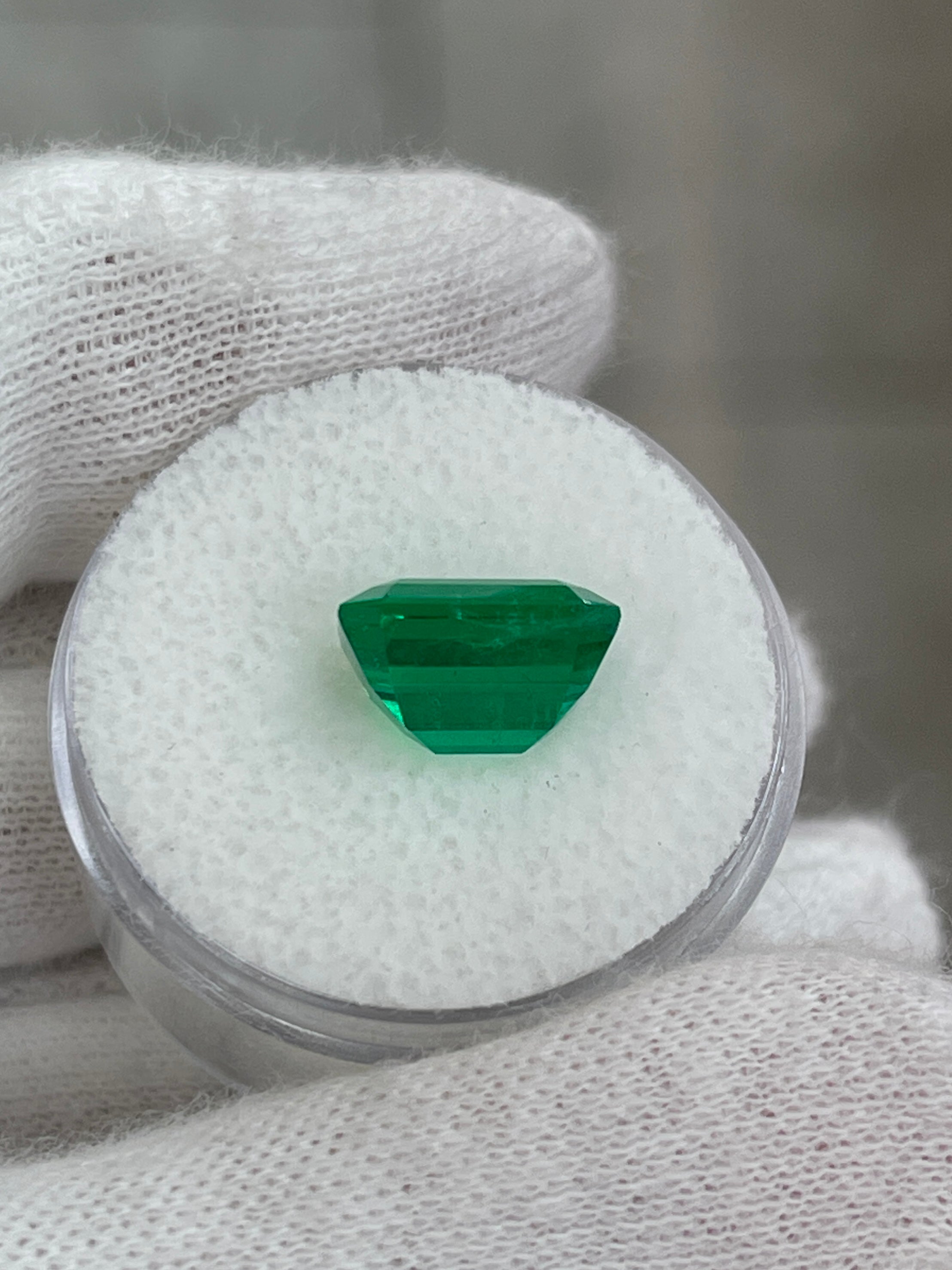 4.03 Carat AAA minor oil Colombian emerald loose gemstone with vivid green color and emerald cut, natural Muzo Colombian Emeralds.