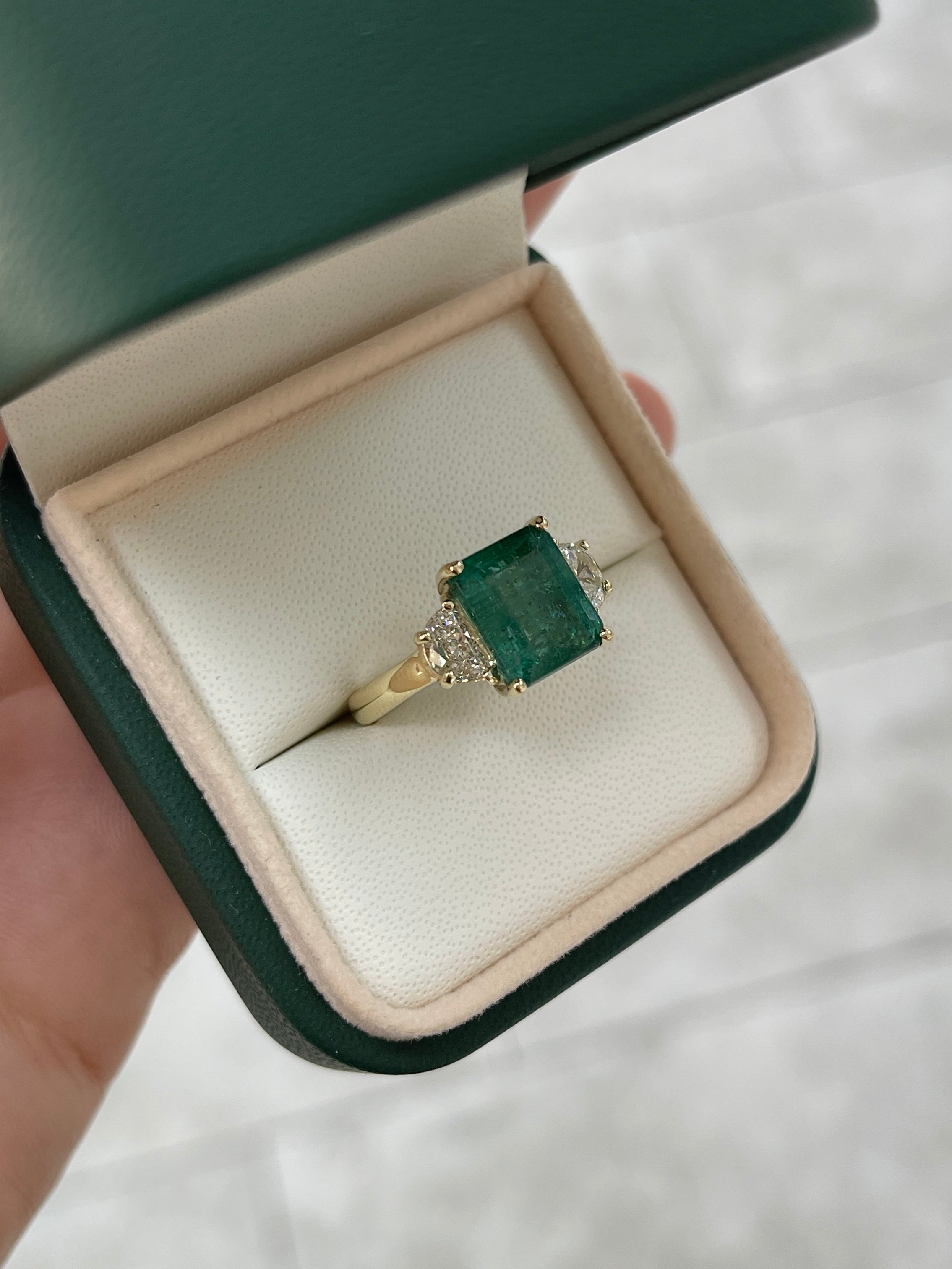 Anello a tre pietre in oro 14 carati con smeraldo naturale da 4,88 carati e diamanti a mezzaluna sintetici - Smeraldi colombiani JR